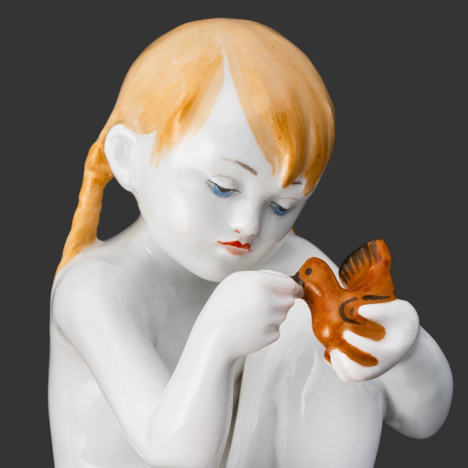 Статуэтка "Юный скульптор" ("Девочка с голубем"), скульптор Столбова Г.С., художник Лупанова Е.Н., фарфор, роспись надглазурная, золочение, Ленинградский фарфоровый завод (ЛФЗ), СССР, 1950-1960 гг.