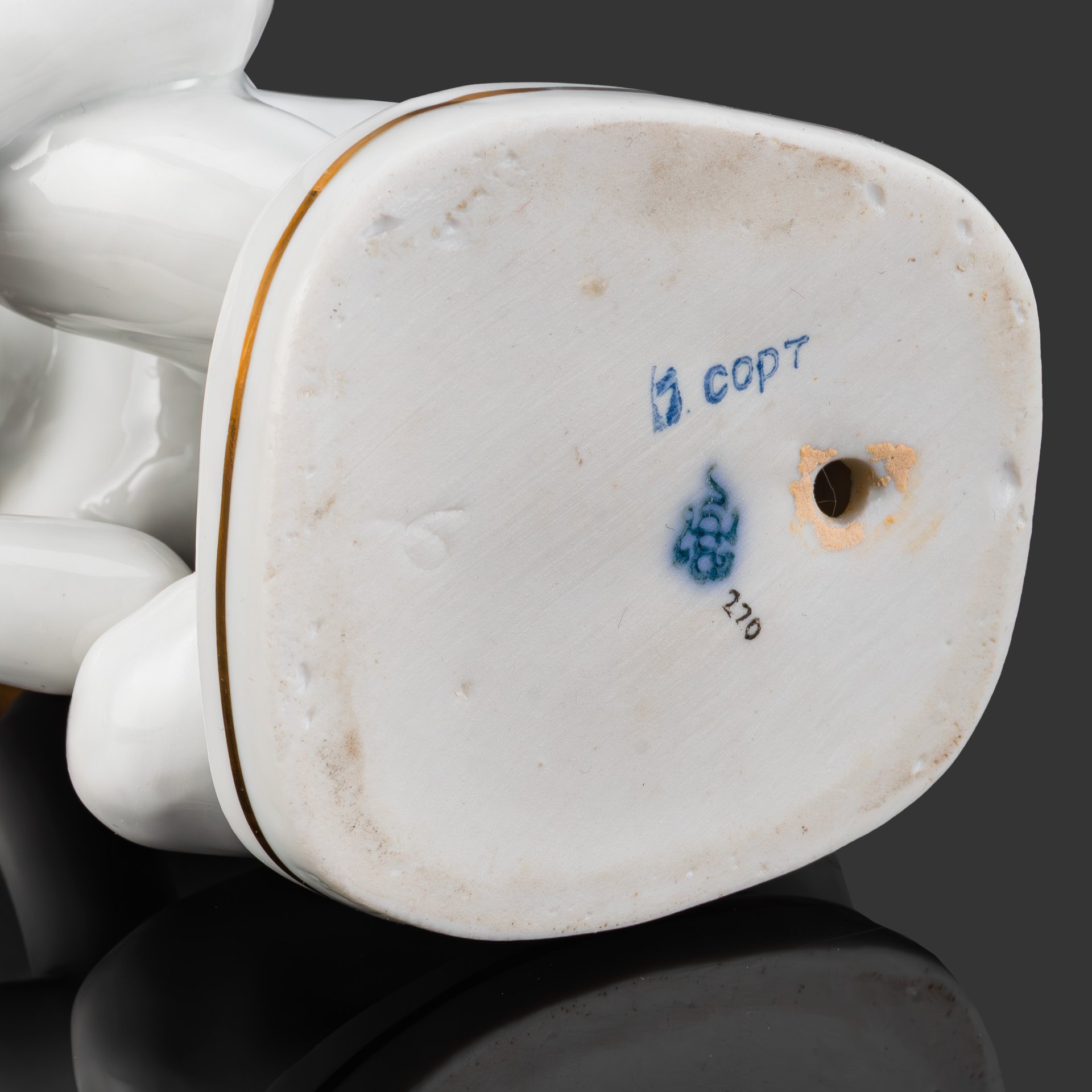 Статуэтка "Юный скульптор" ("Девочка с голубем"), скульптор Столбова Г.С., художник Лупанова Е.Н., фарфор, роспись надглазурная, золочение, Ленинградский фарфоровый завод (ЛФЗ), СССР, 1950-1960 гг.