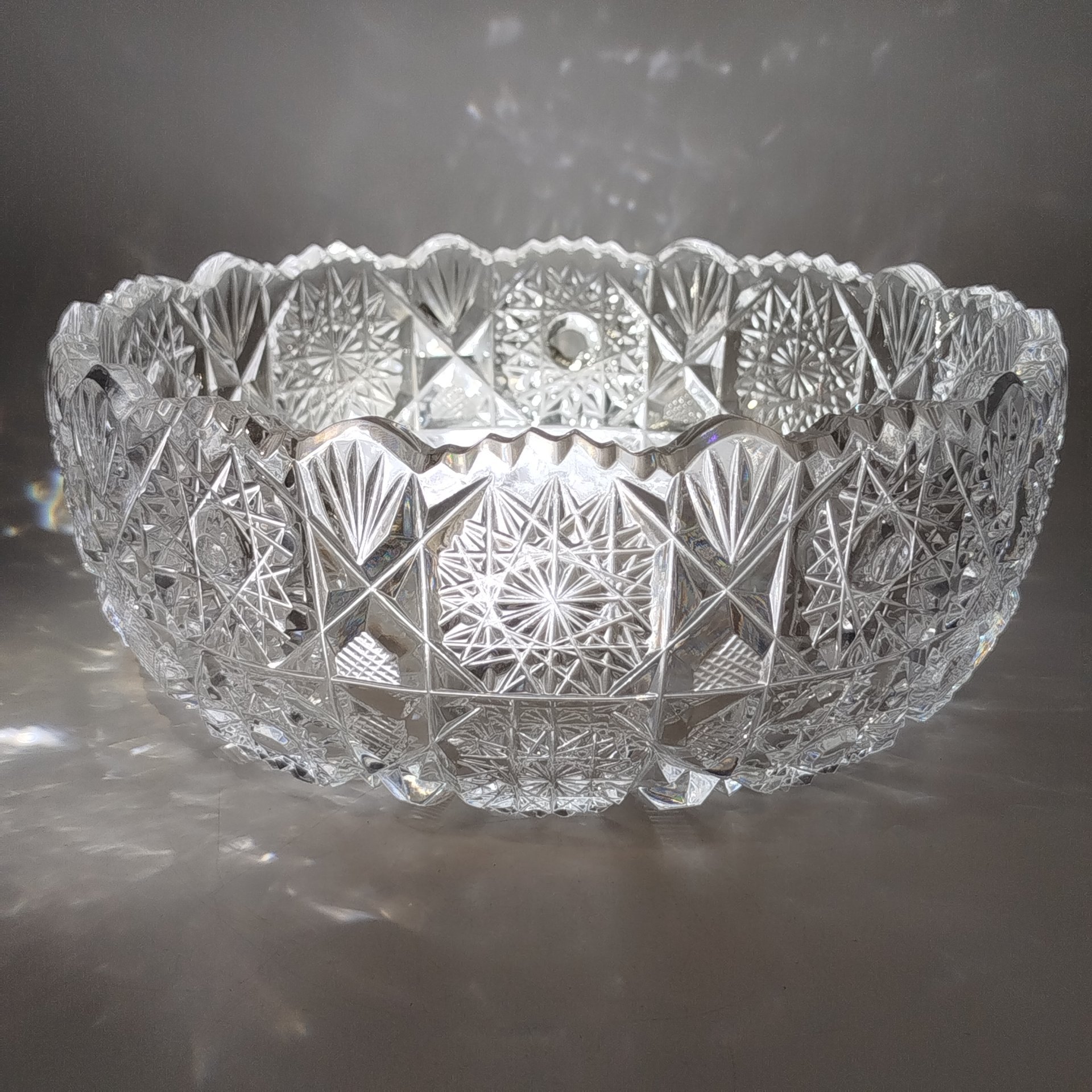 Салатник круглой формы с резным геометрическим декором, хрусталь, алмазная грань, СССР, 1970-1990 гг.