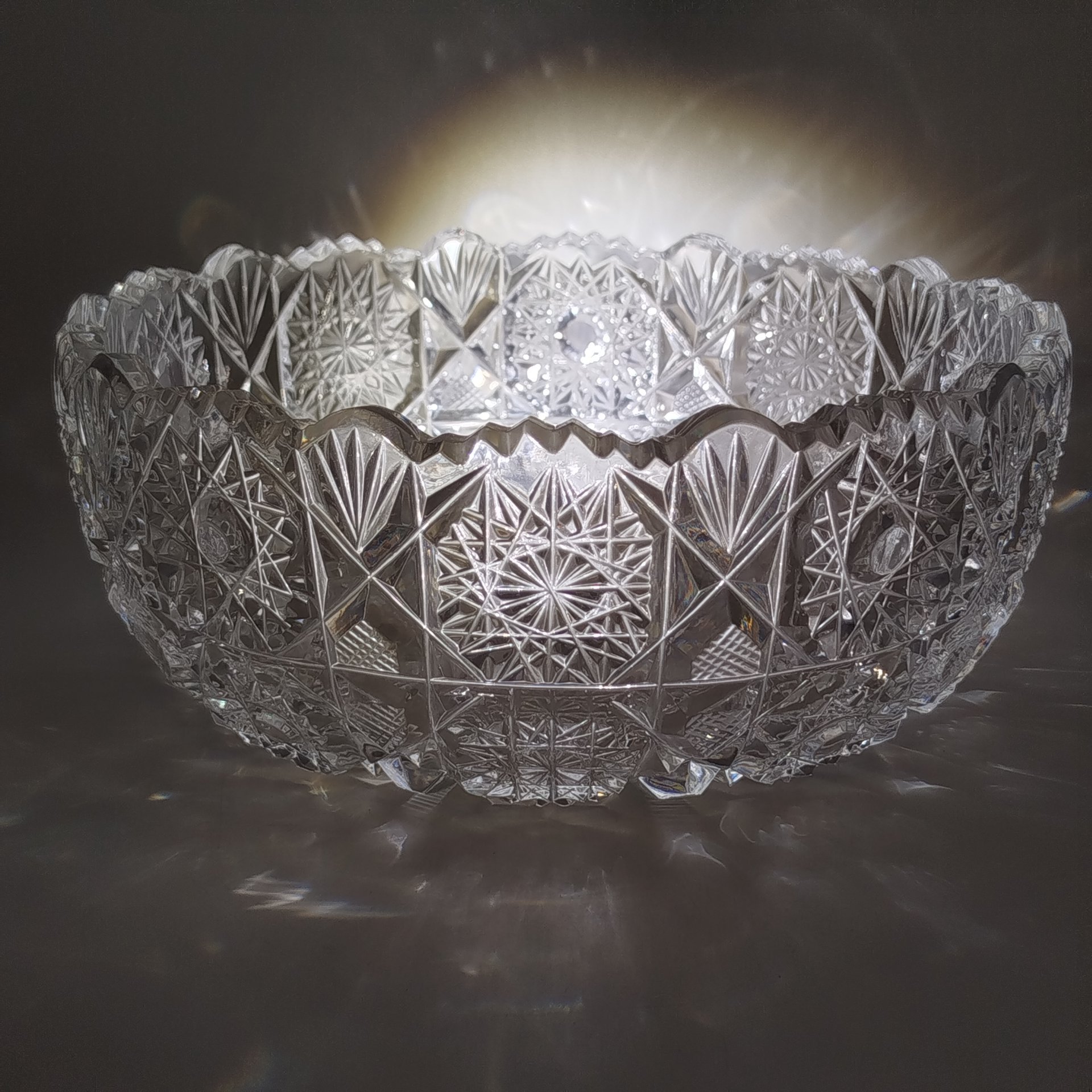 Салатник круглой формы с резным геометрическим декором, хрусталь, алмазная грань, СССР, 1970-1990 гг.