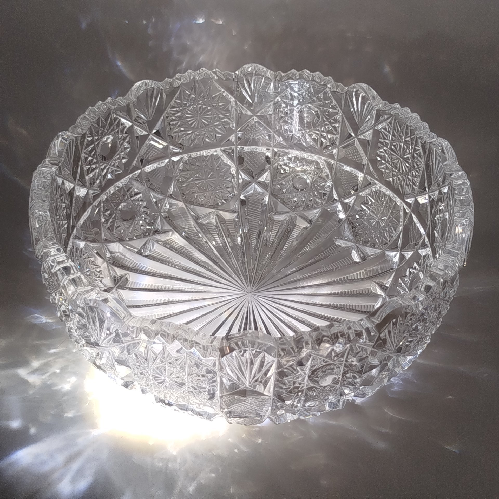 Салатник круглой формы с резным геометрическим декором, хрусталь, алмазная грань, СССР, 1970-1990 гг.