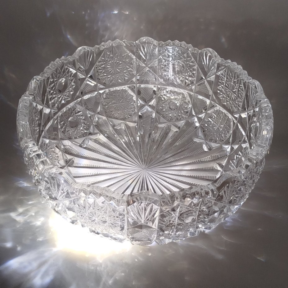 Салатник круглой формы с резным геометрическим декором