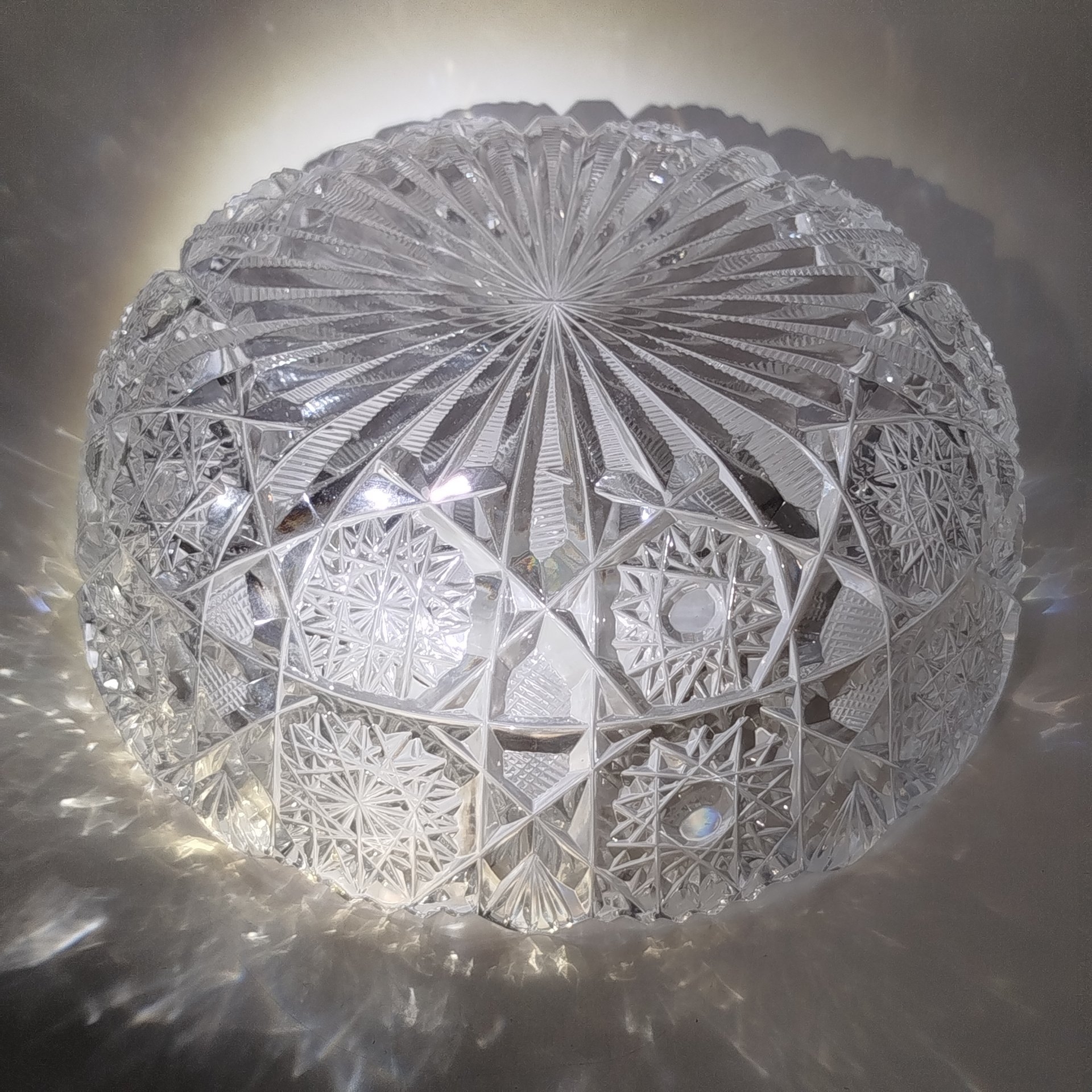 Салатник круглой формы с резным геометрическим декором, хрусталь, алмазная грань, СССР, 1970-1990 гг.