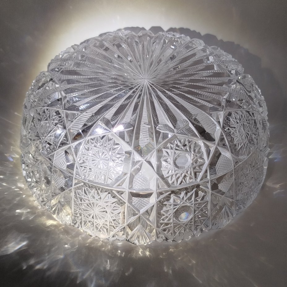 Салатник круглой формы с резным геометрическим декором