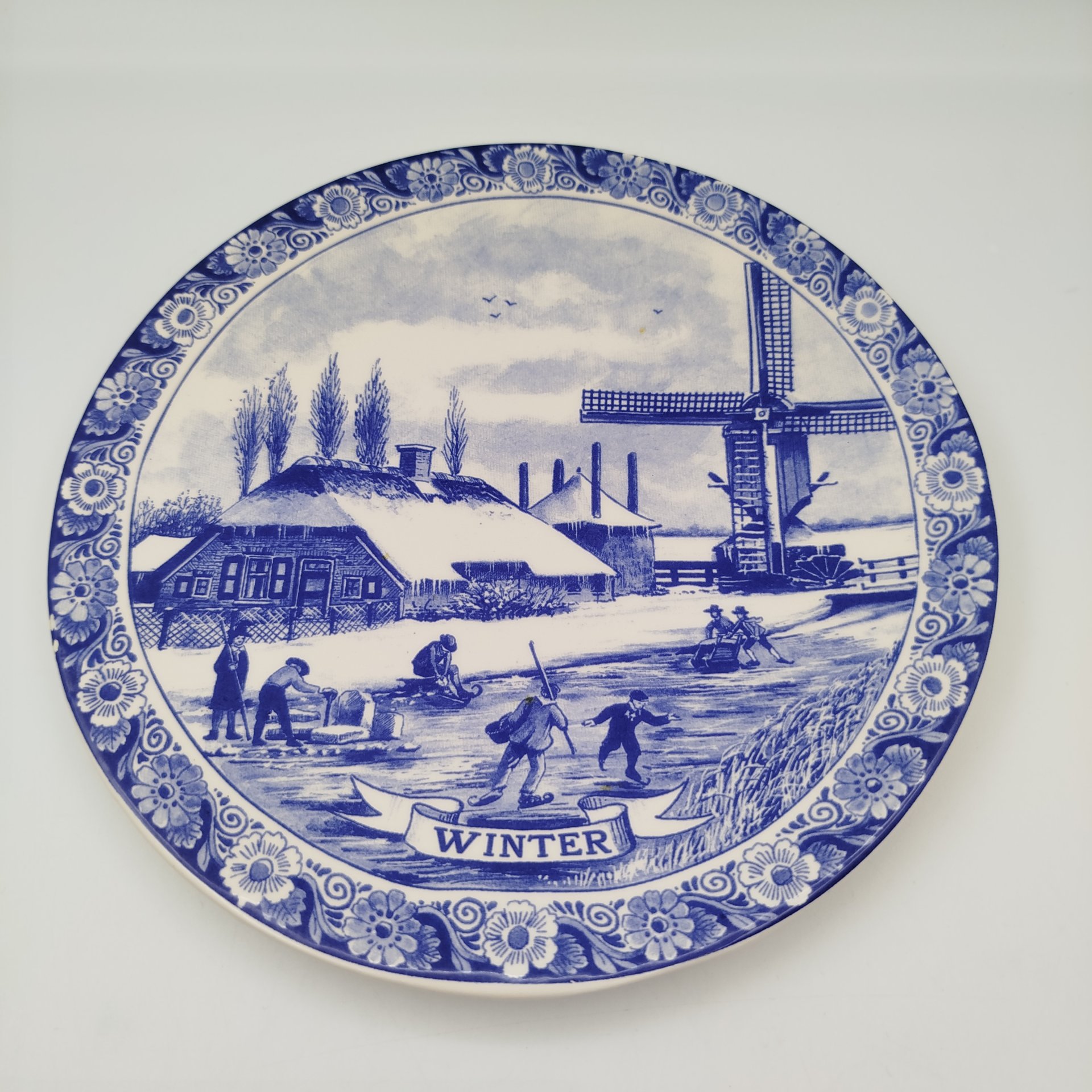 Тарелка декоративная "Winter" с изображением зимнего пейзажа, "Agro Delft Blauw", фарфор, печать, Нидерланды, 1980-2000 гг.