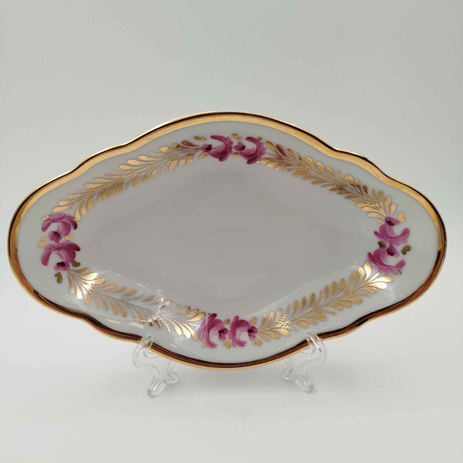 Миниатюрное блюдо, украшенное изображением роз, декорирование Т.С Michaux Charleroi, фарфор, роспись, золочение, Бельгия, 1950-1980 гг.