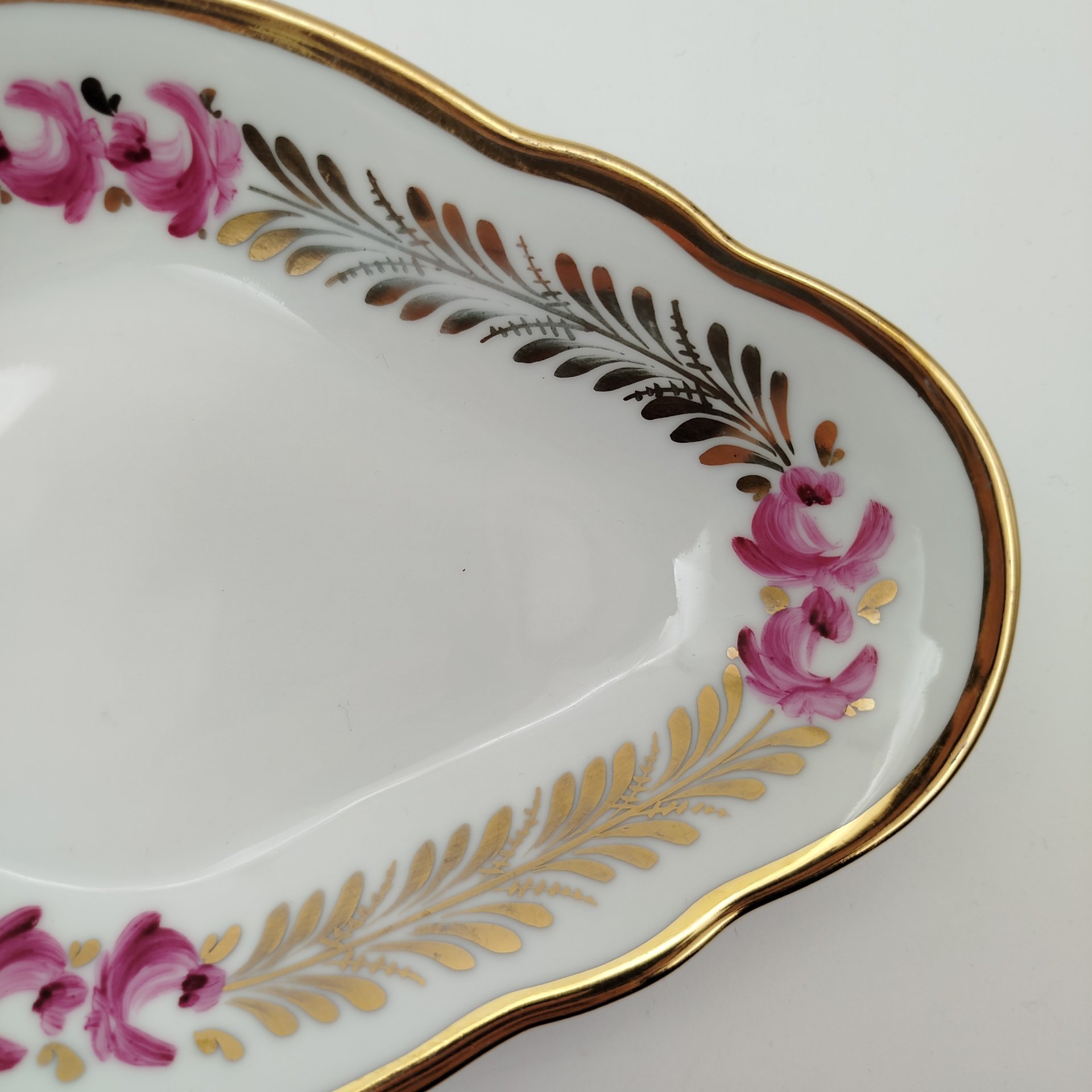 Миниатюрное блюдо, украшенное изображением роз, декорирование Т.С Michaux Charleroi, фарфор, роспись, золочение, Бельгия, 1950-1980 гг.