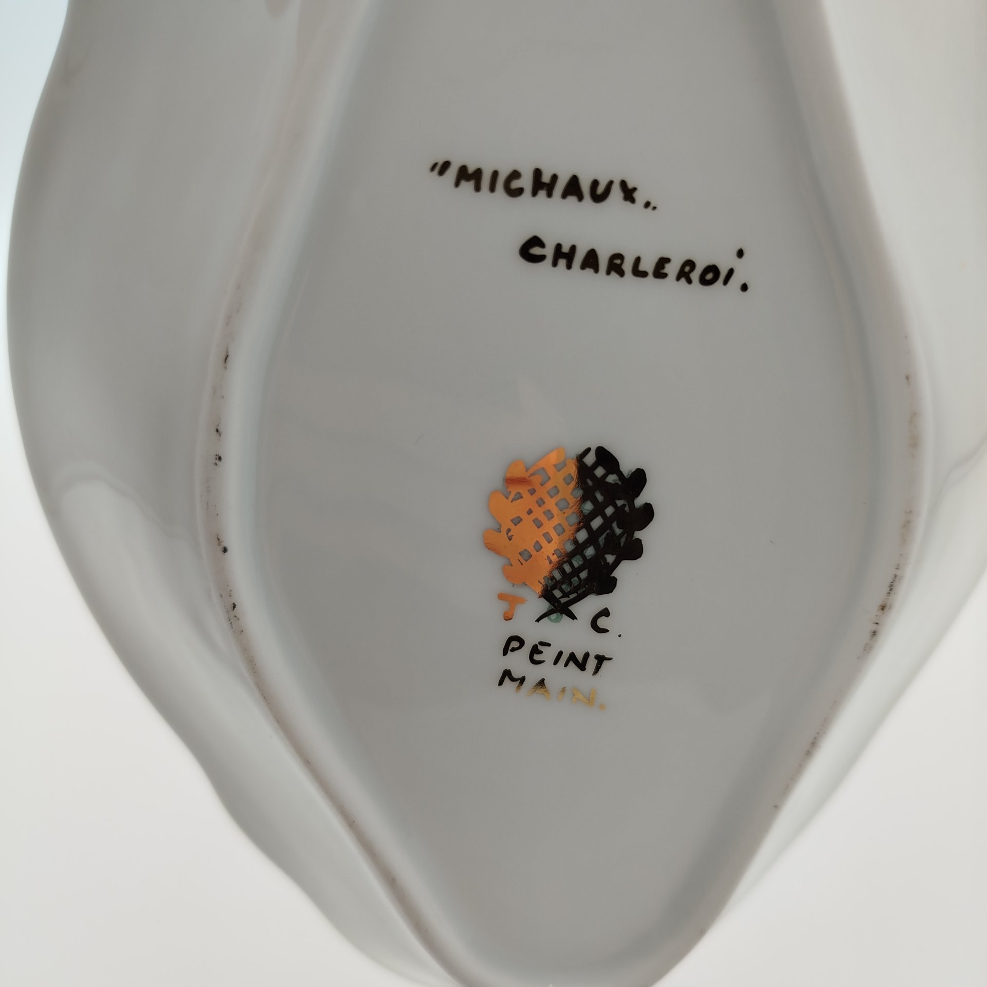 Миниатюрное блюдо, украшенное изображением роз, декорирование Т.С Michaux Charleroi, фарфор, роспись, золочение, Бельгия, 1950-1980 гг.