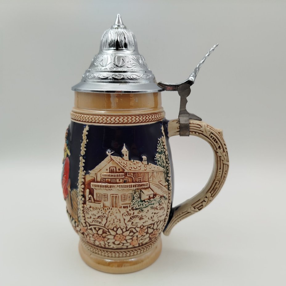 Кружка пивная с крышкой, украшенная сценой застолья, керамика, дорисовка, олово, Германия, 1970-1990 гг.