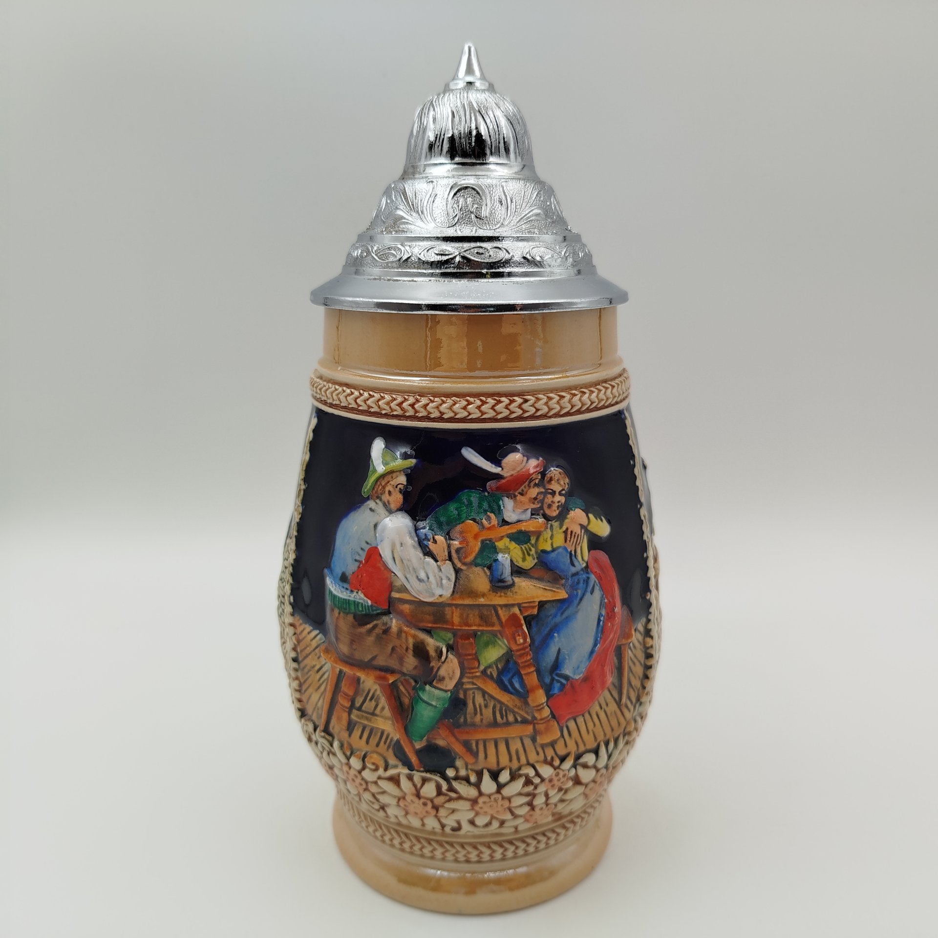 Кружка пивная с крышкой, украшенная сценой застолья, керамика, дорисовка, олово, Германия, 1970-1990 гг.