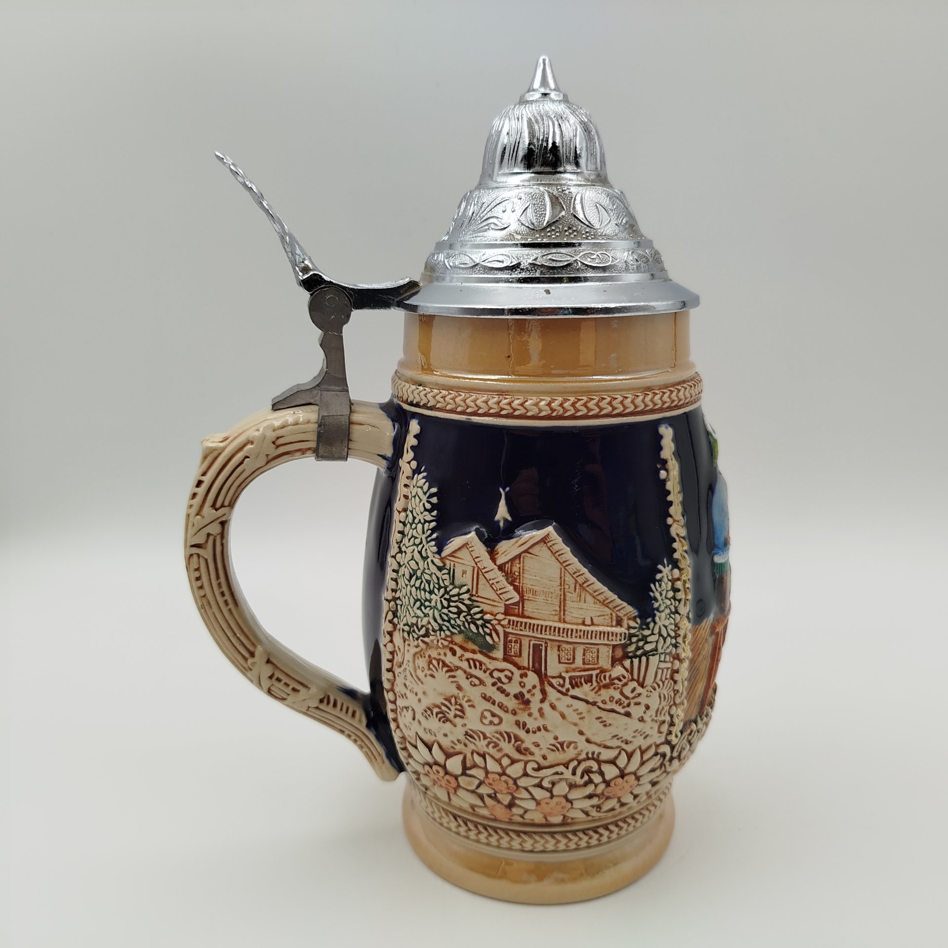 Кружка пивная с крышкой, украшенная сценой застолья, керамика, дорисовка, олово, Германия, 1970-1990 гг.