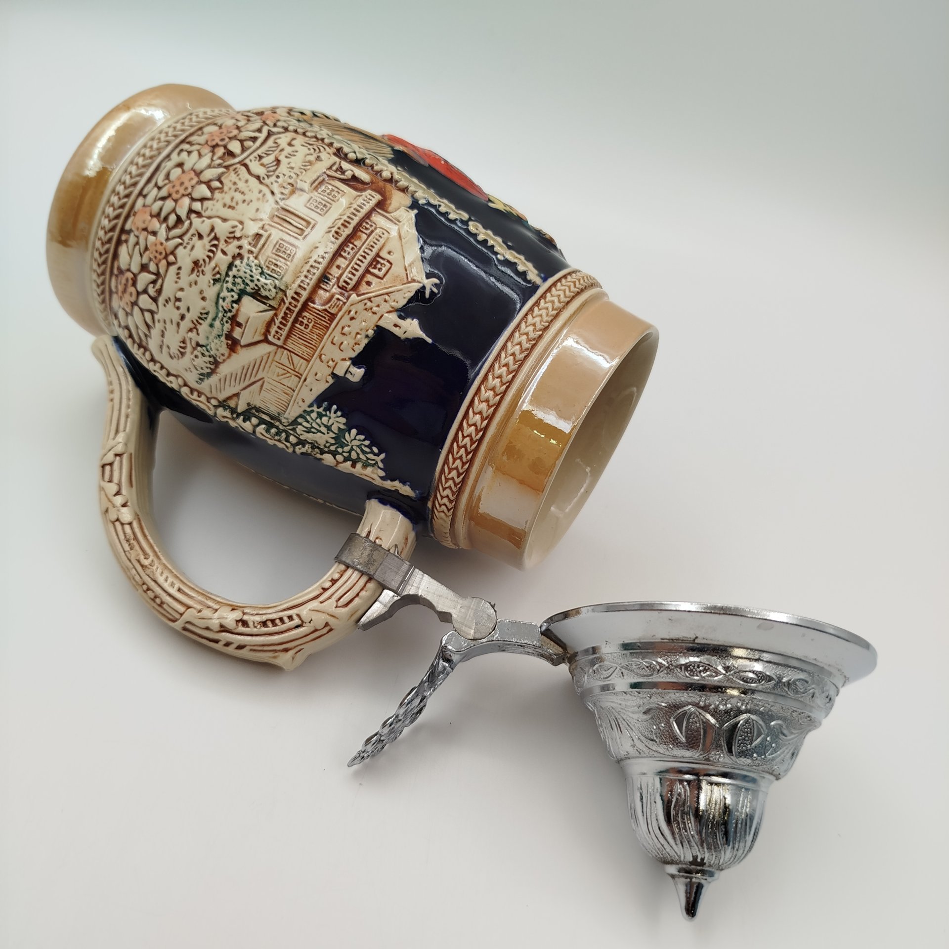 Кружка пивная с крышкой, украшенная сценой застолья, керамика, дорисовка, олово, Германия, 1970-1990 гг.