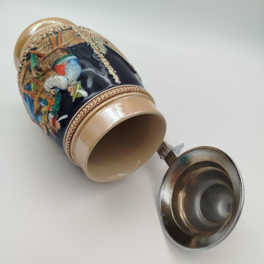 Кружка пивная с крышкой, украшенная сценой застолья, керамика, дорисовка, олово, Германия, 1970-1990 гг.