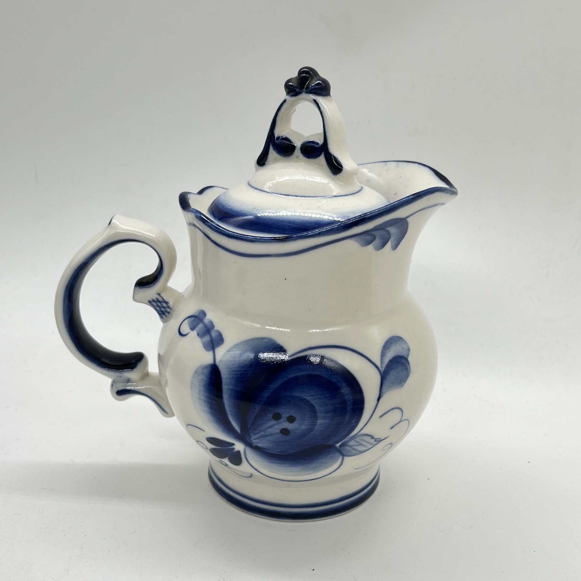 Молочник с крышкой и цветочным расписным декором