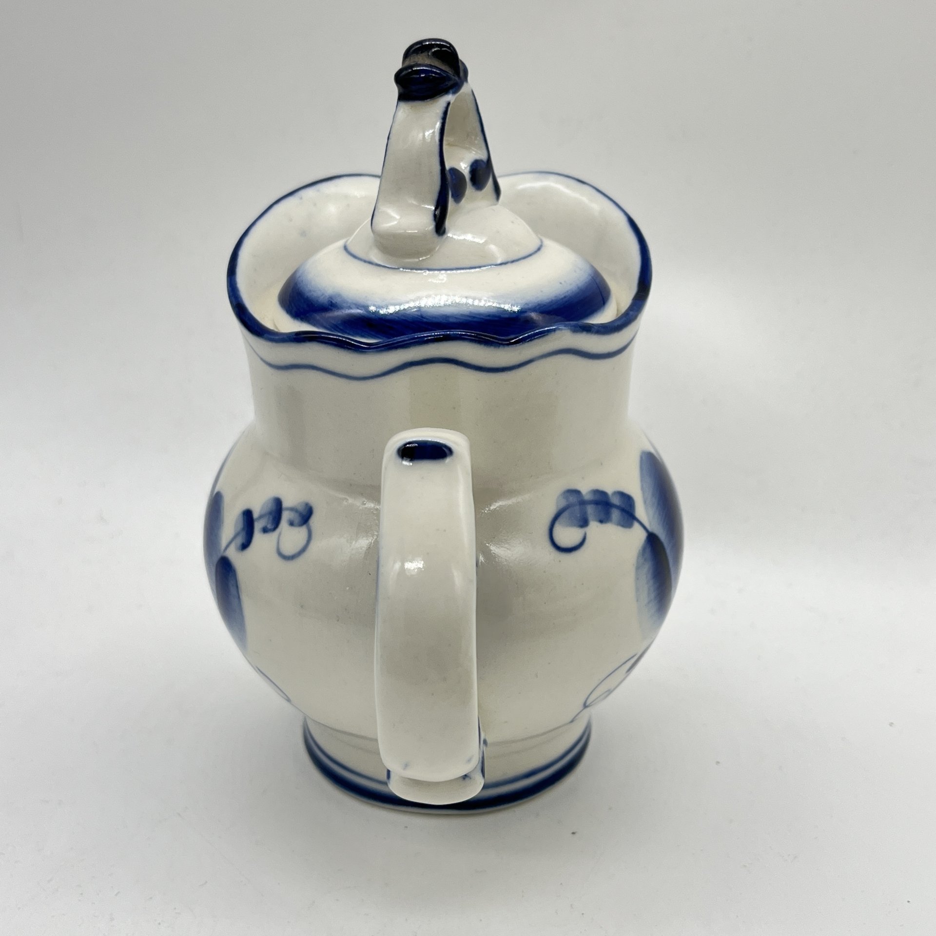 Молочник с крышкой и цветочным расписным декором