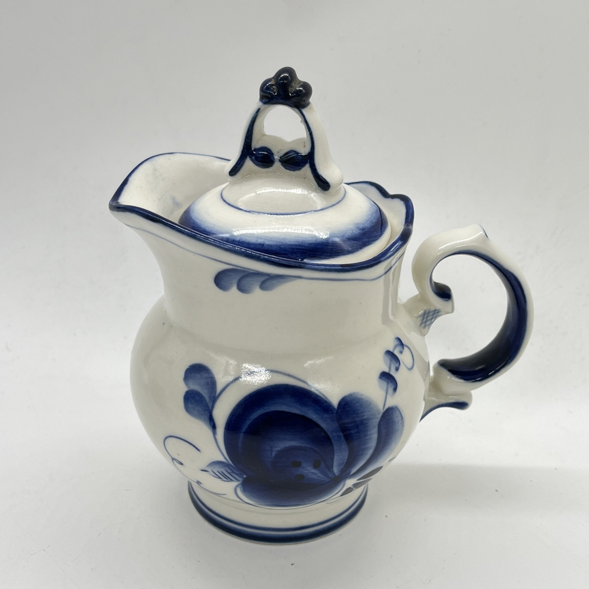 Молочник с крышкой и цветочным расписным декором