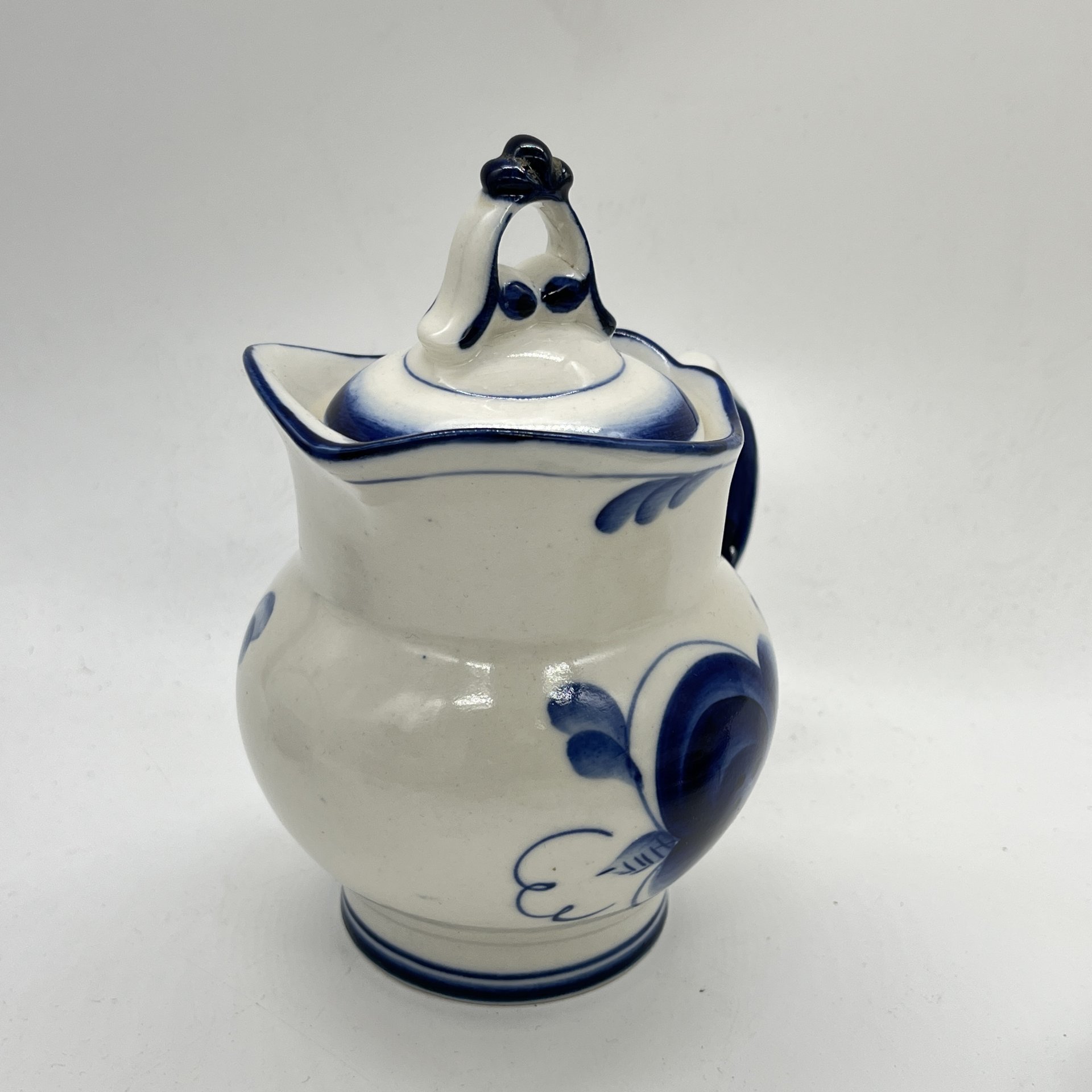 Молочник с крышкой и цветочным расписным декором