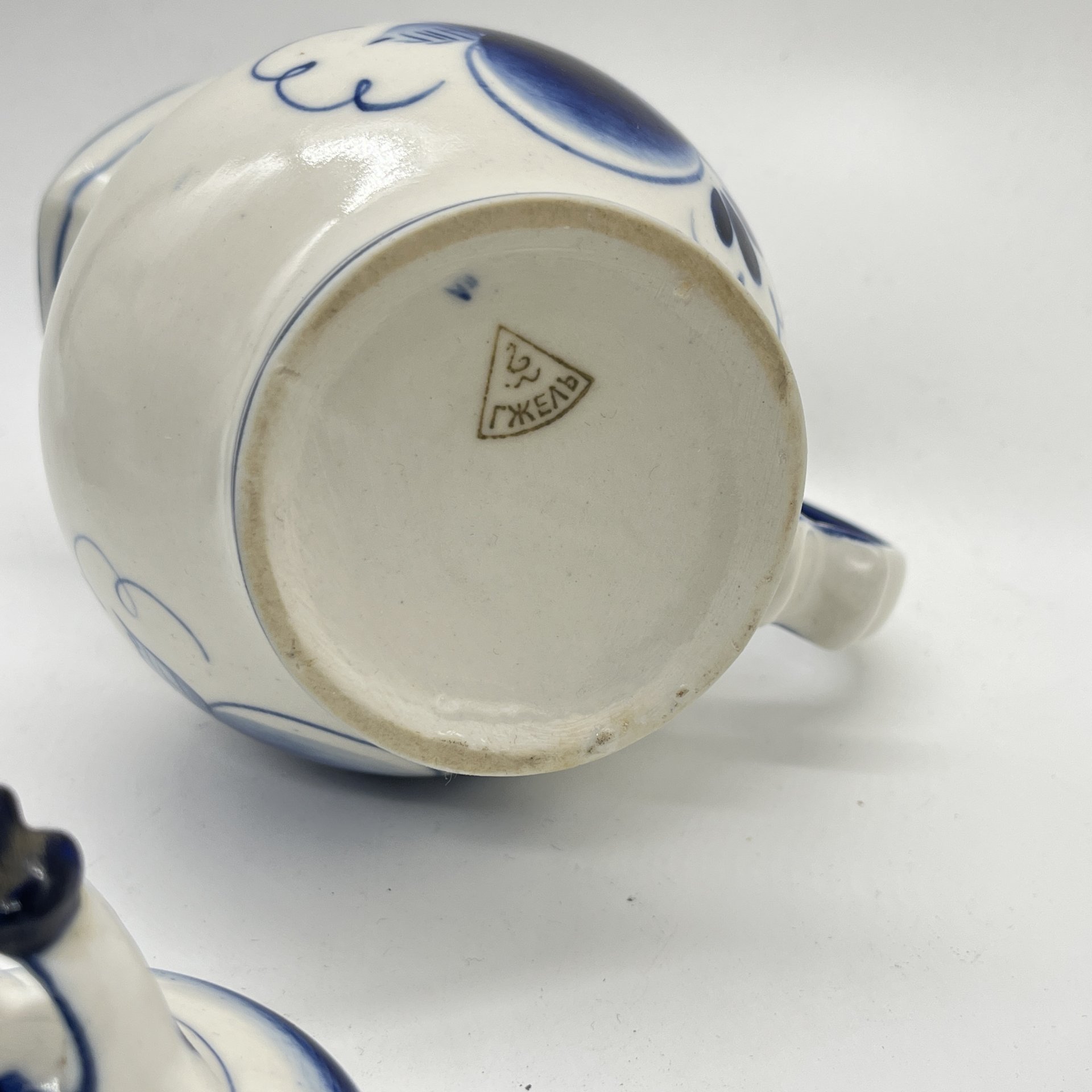 Молочник с крышкой и цветочным расписным декором