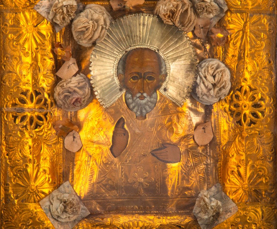 Икона "Св. Николай Чудотворец" в окладе с цветочным декором и в киоте