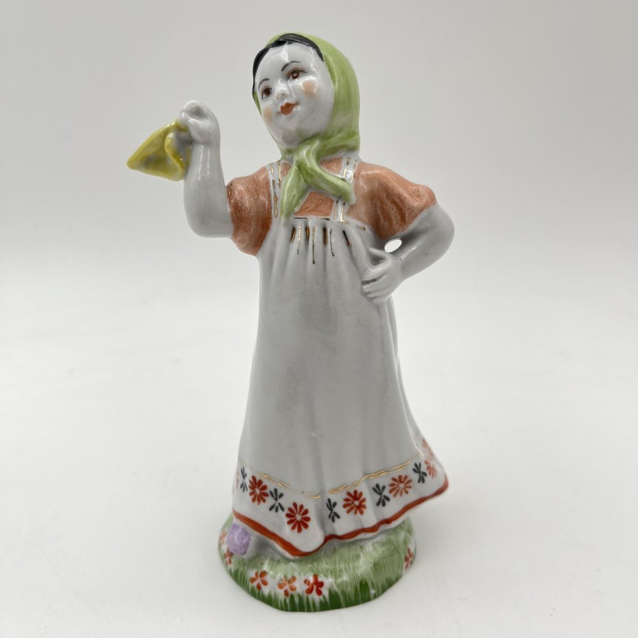 Статуэтка "Юная плясунья", автор  Г.С. Столбова, фарфор, роспись, Ленинградский фарфоровый завод (ЛФЗ), СССР, 1970-1986 гг.