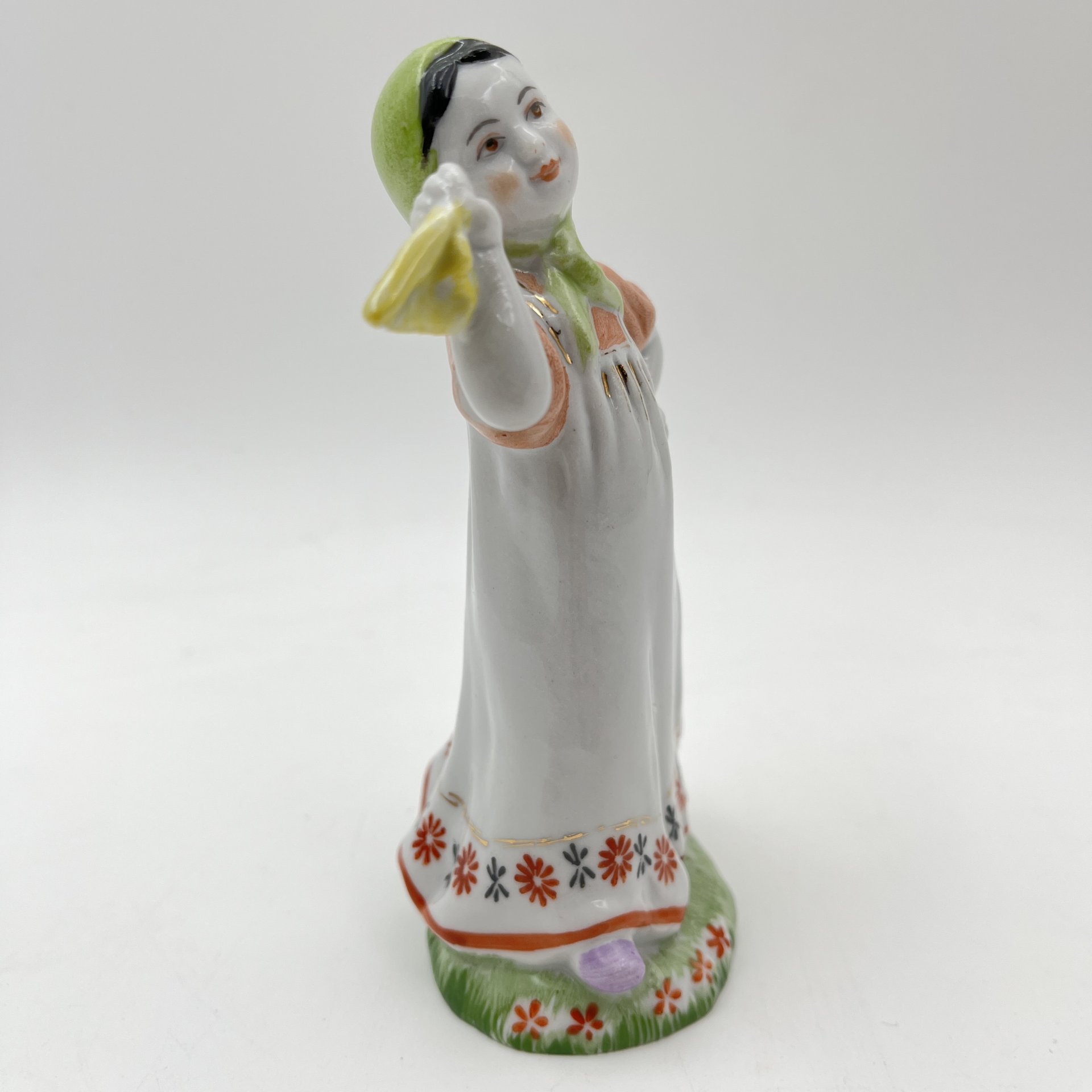 Статуэтка "Юная плясунья", автор  Г.С. Столбова, фарфор, роспись, Ленинградский фарфоровый завод (ЛФЗ), СССР, 1970-1986 гг.