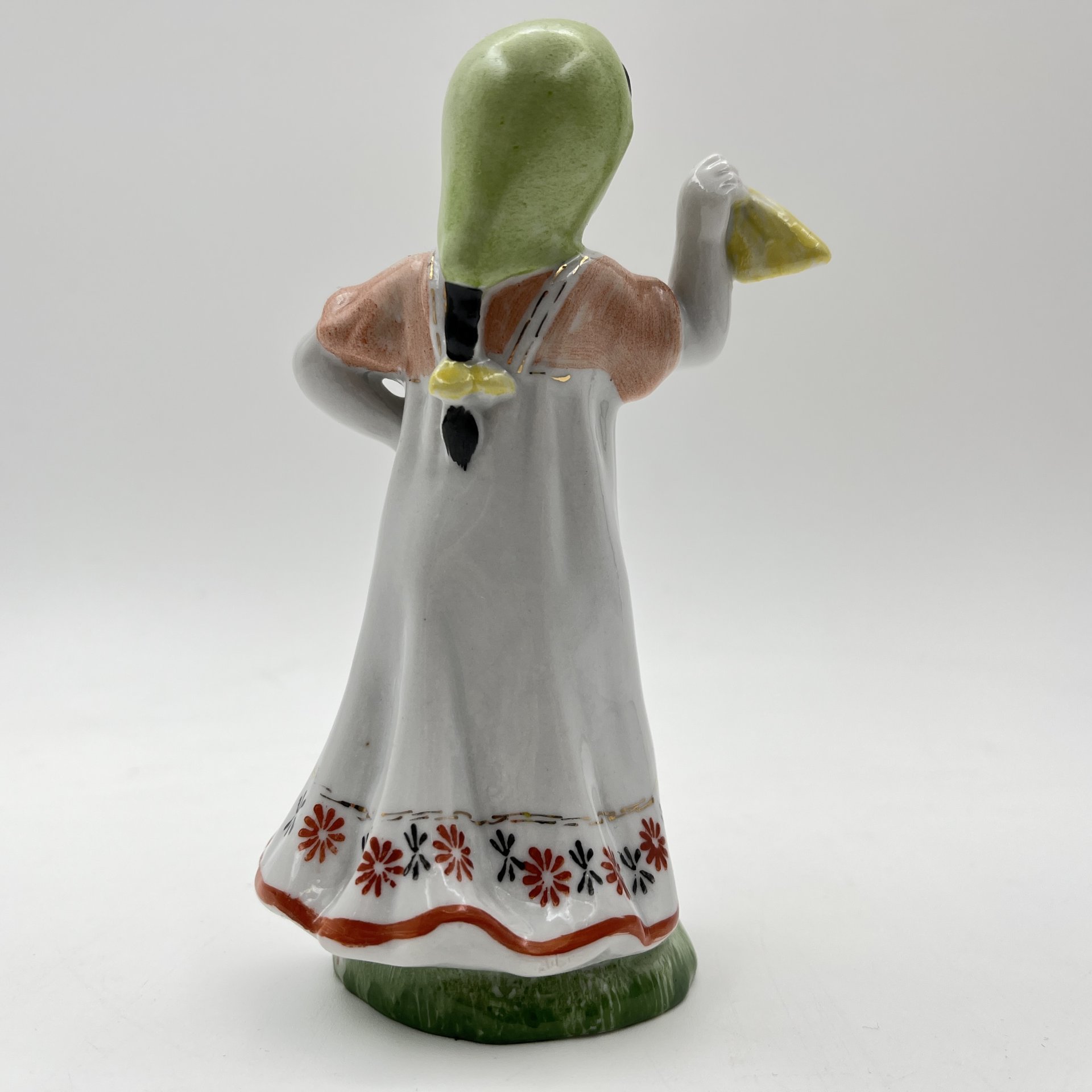 Статуэтка "Юная плясунья", автор  Г.С. Столбова, фарфор, роспись, Ленинградский фарфоровый завод (ЛФЗ), СССР, 1970-1986 гг.