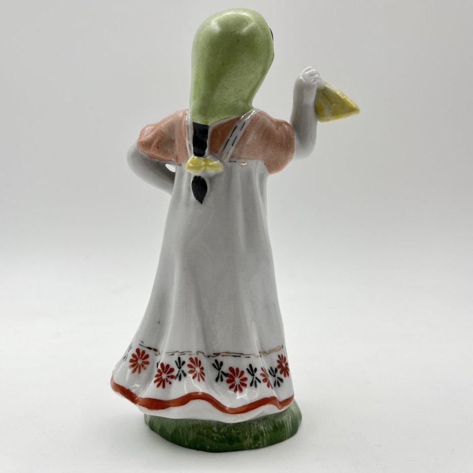 Статуэтка "Юная плясунья", автор  Г.С. Столбова, фарфор, роспись, Ленинградский фарфоровый завод (ЛФЗ), СССР, 1970-1986 гг.