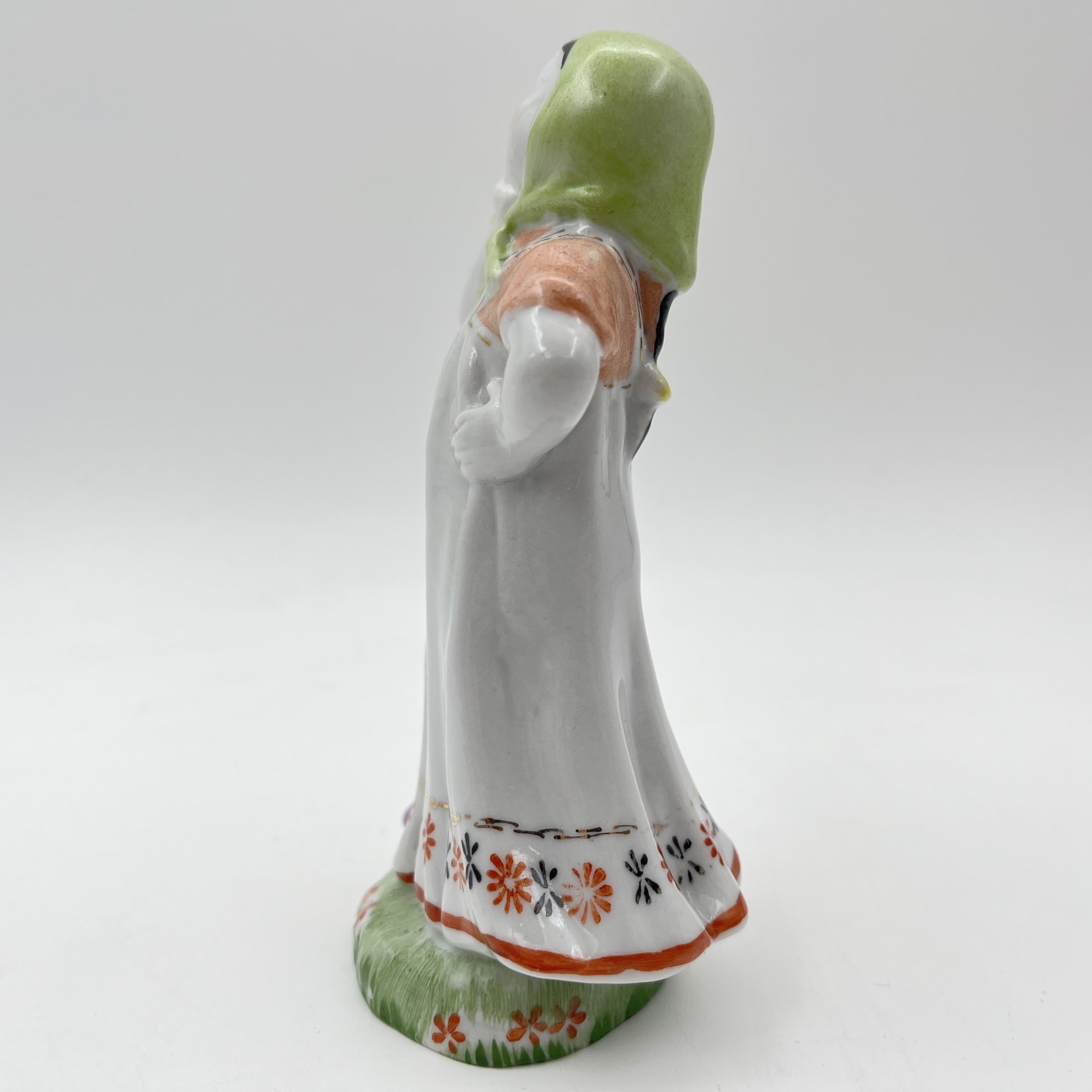 Статуэтка "Юная плясунья", автор  Г.С. Столбова, фарфор, роспись, Ленинградский фарфоровый завод (ЛФЗ), СССР, 1970-1986 гг.