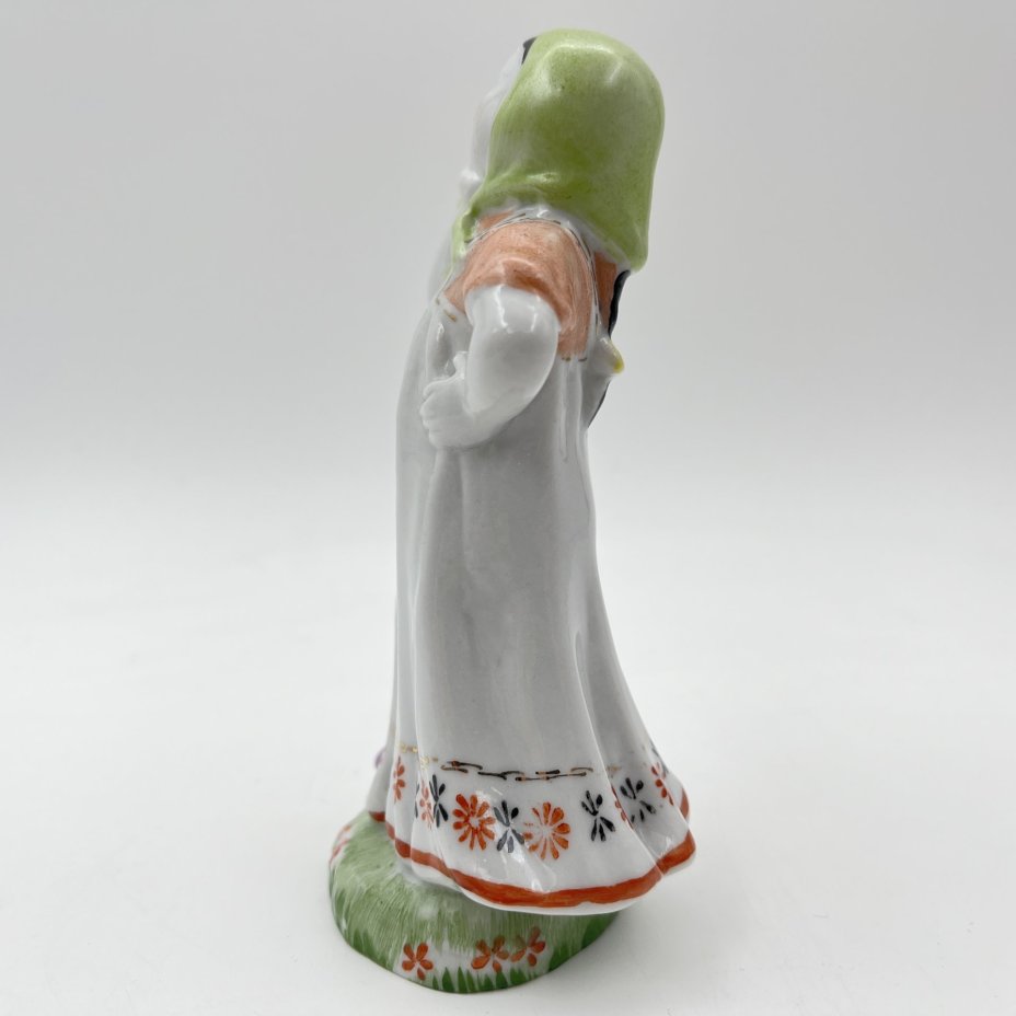 Статуэтка "Юная плясунья", автор  Г.С. Столбова, фарфор, роспись, Ленинградский фарфоровый завод (ЛФЗ), СССР, 1970-1986 гг.