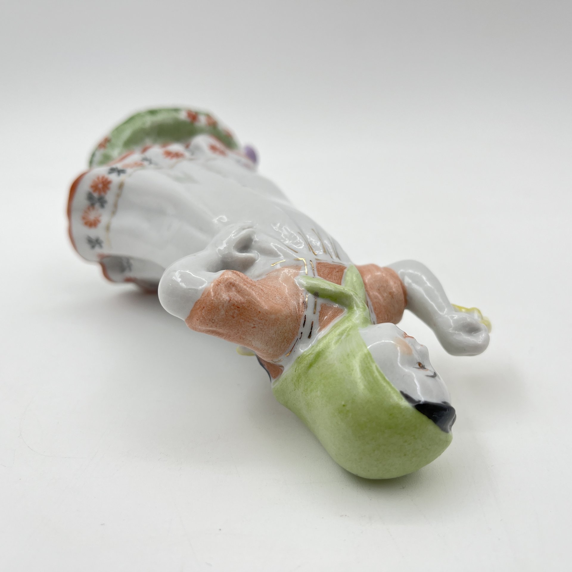 Статуэтка "Юная плясунья", автор  Г.С. Столбова, фарфор, роспись, Ленинградский фарфоровый завод (ЛФЗ), СССР, 1970-1986 гг.