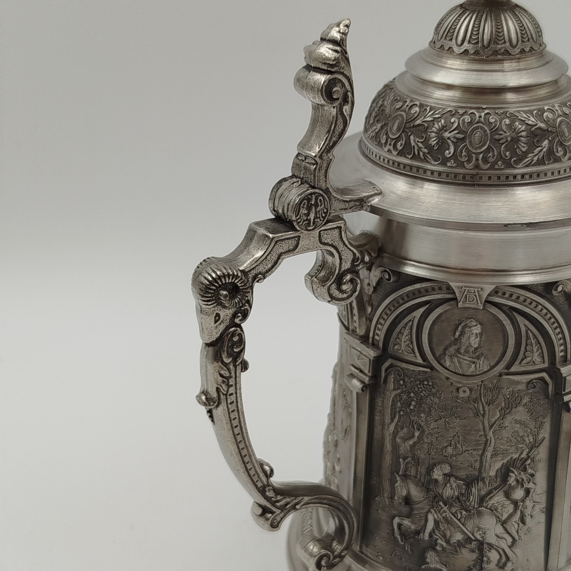Кружка пивная с крышкой, украшенная сценами по гравюрами Альбрехта Дюрера