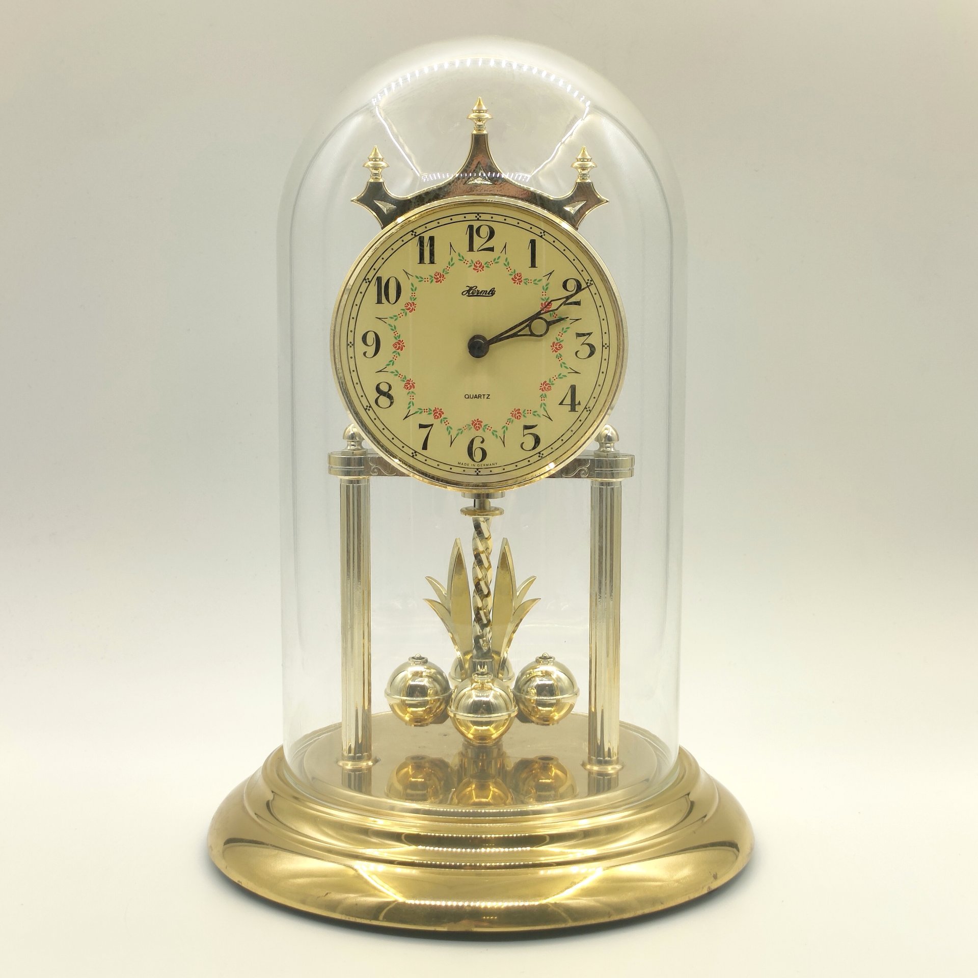 Часы настольные с кварцевым часовым механизмом в колбе, пластик, металл, золочение, Hermle Uhrenmanufaktur, Германия, 1980-2010 гг.