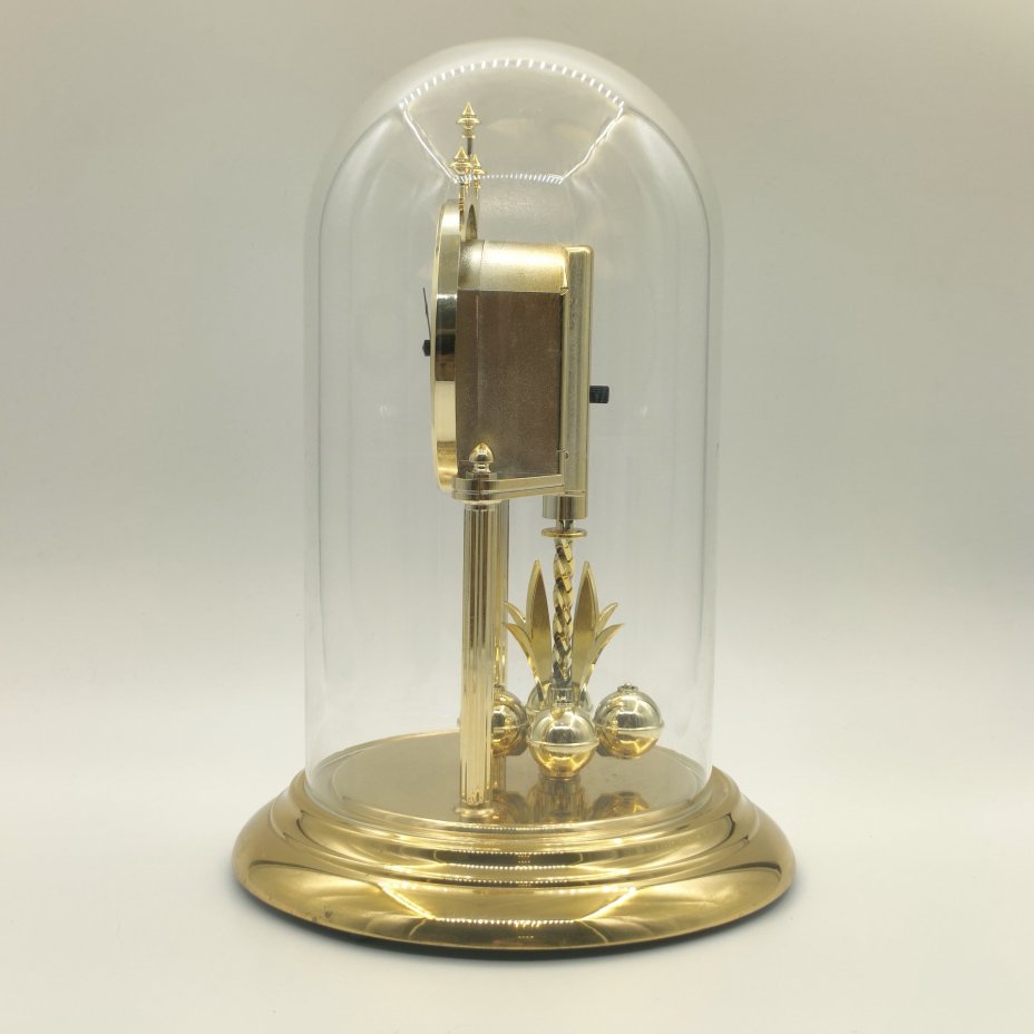 Часы настольные с кварцевым часовым механизмом в колбе, пластик, металл, золочение, Hermle Uhrenmanufaktur, Германия, 1980-2010 гг.