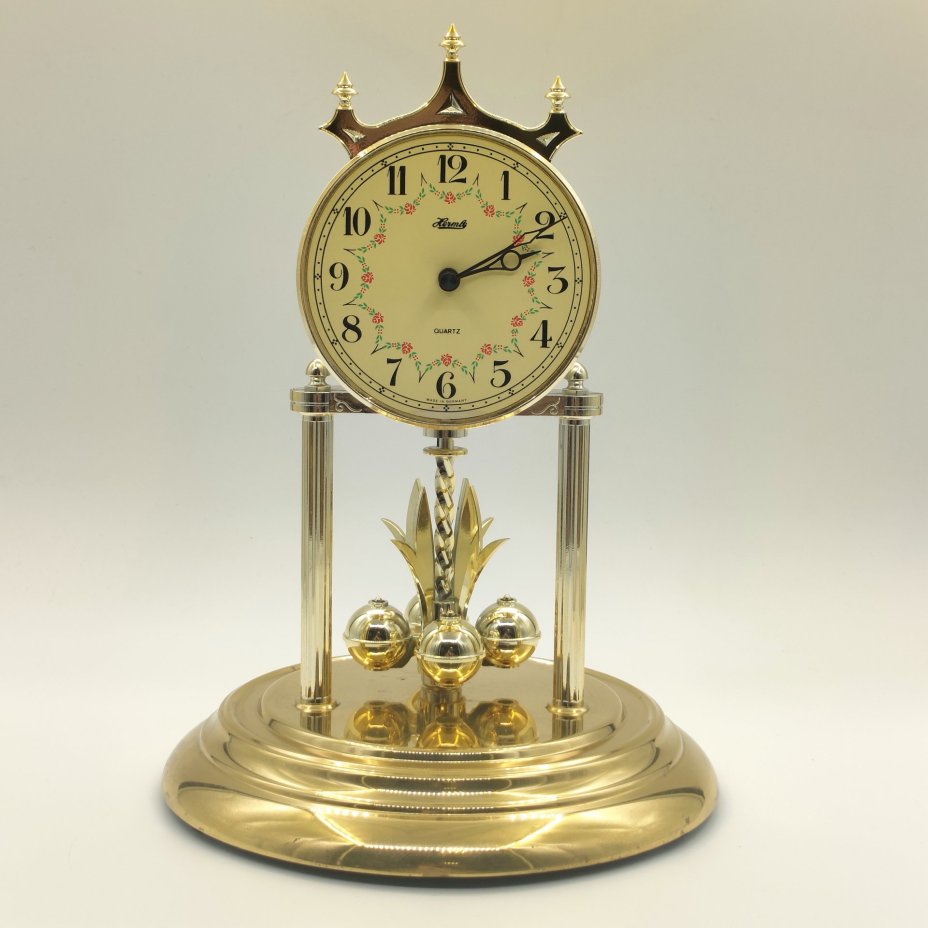 Часы настольные с кварцевым часовым механизмом в колбе, пластик, металл, золочение, Hermle Uhrenmanufaktur, Германия, 1980-2010 гг.