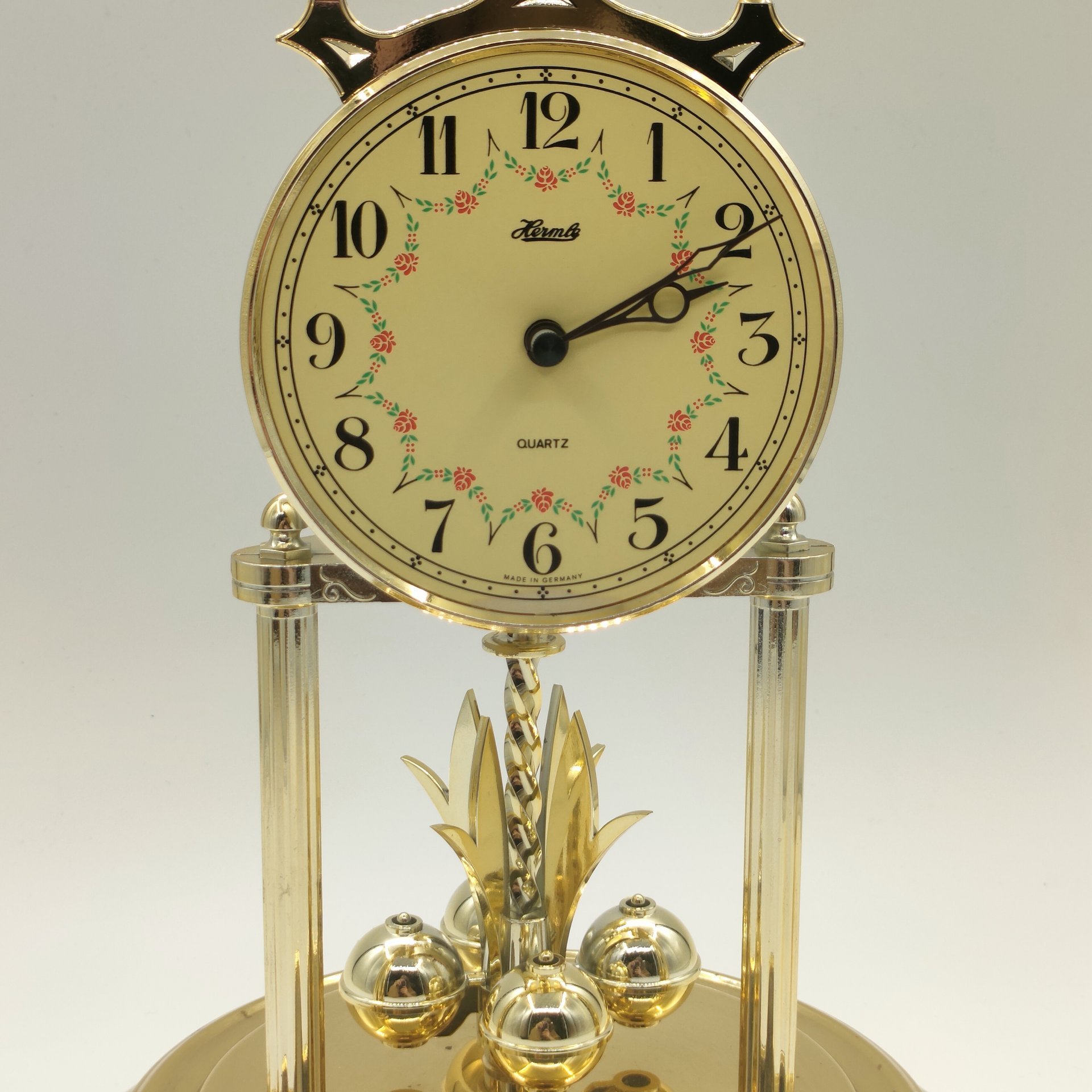 Часы настольные с кварцевым часовым механизмом в колбе, пластик, металл, золочение, Hermle Uhrenmanufaktur, Германия, 1980-2010 гг.