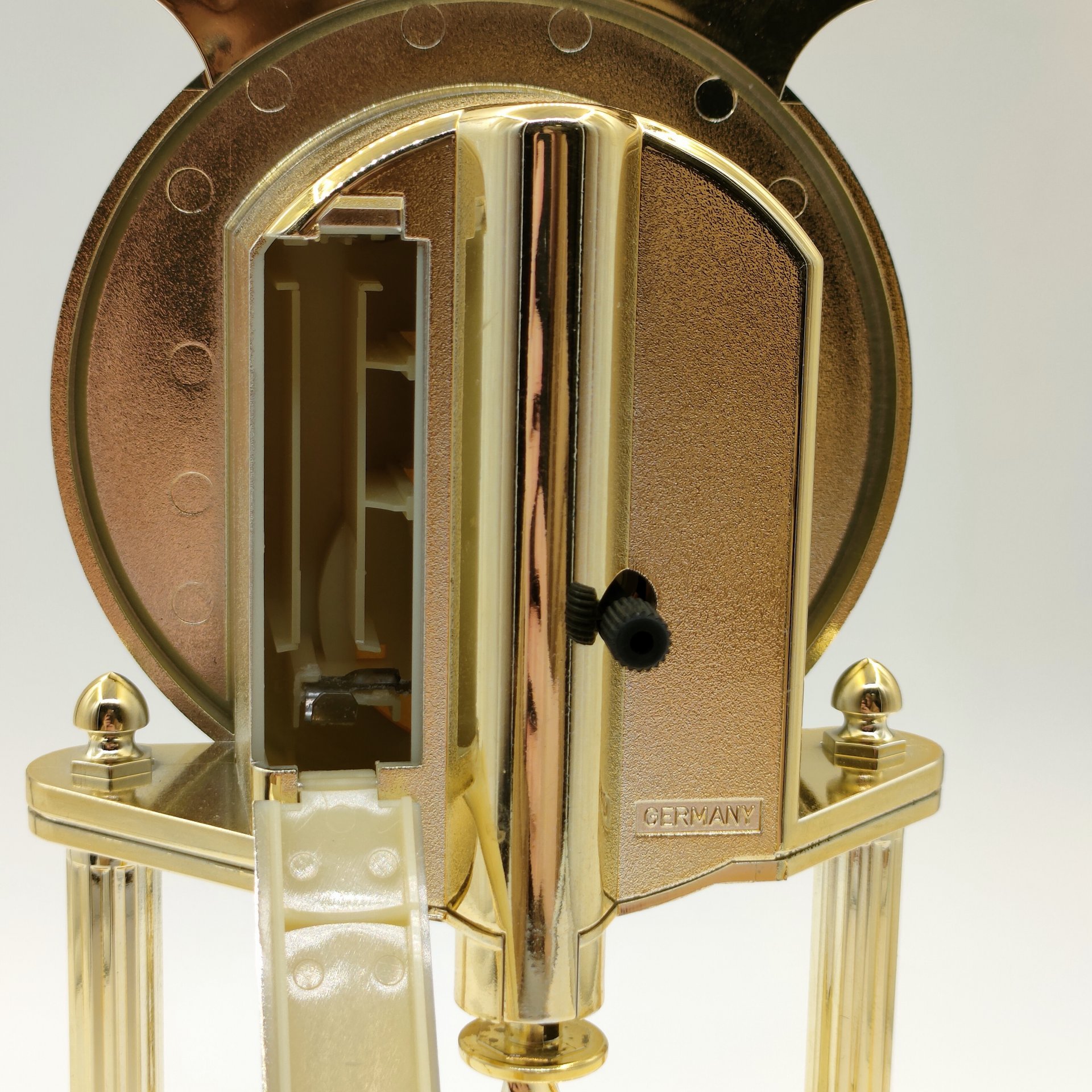 Часы настольные с кварцевым часовым механизмом в колбе, пластик, металл, золочение, Hermle Uhrenmanufaktur, Германия, 1980-2010 гг.