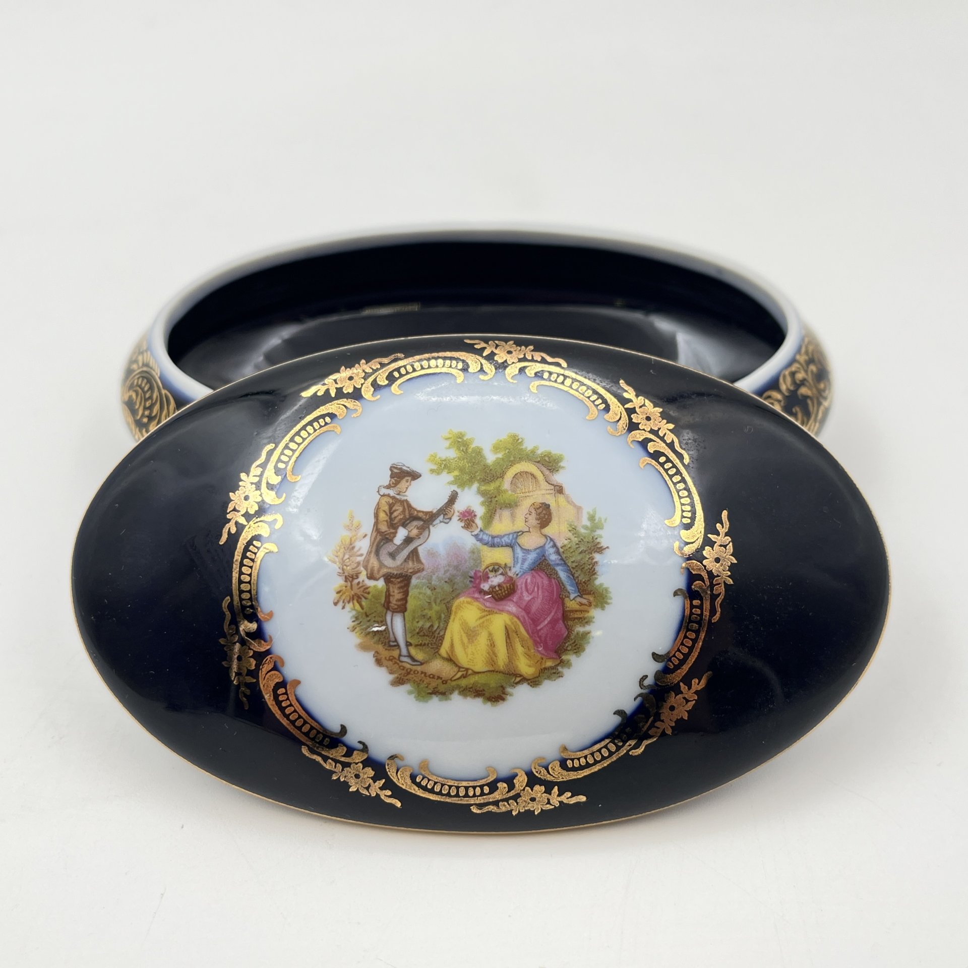 Овальная шкатулка с изображением галантной сцены, фарфор, крытье кобальтом, деколь, золочение, Limoges Castel, France, Франция, 1960-1970 гг.