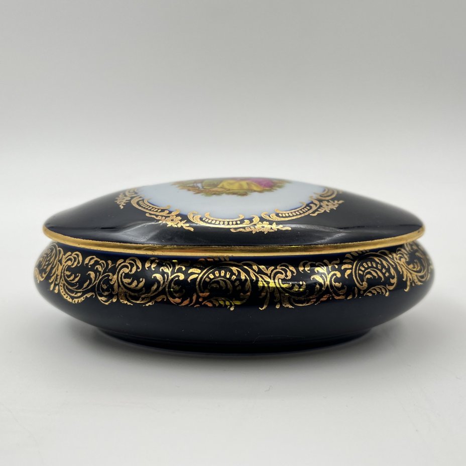Овальная шкатулка с изображением галантной сцены, фарфор, крытье кобальтом, деколь, золочение, Limoges Castel, France, Франция, 1960-1970 гг.