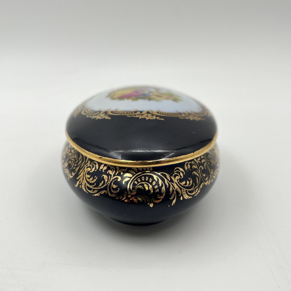 Овальная шкатулка с изображением галантной сцены, фарфор, крытье кобальтом, деколь, золочение, Limoges Castel, France, Франция, 1960-1970 гг.