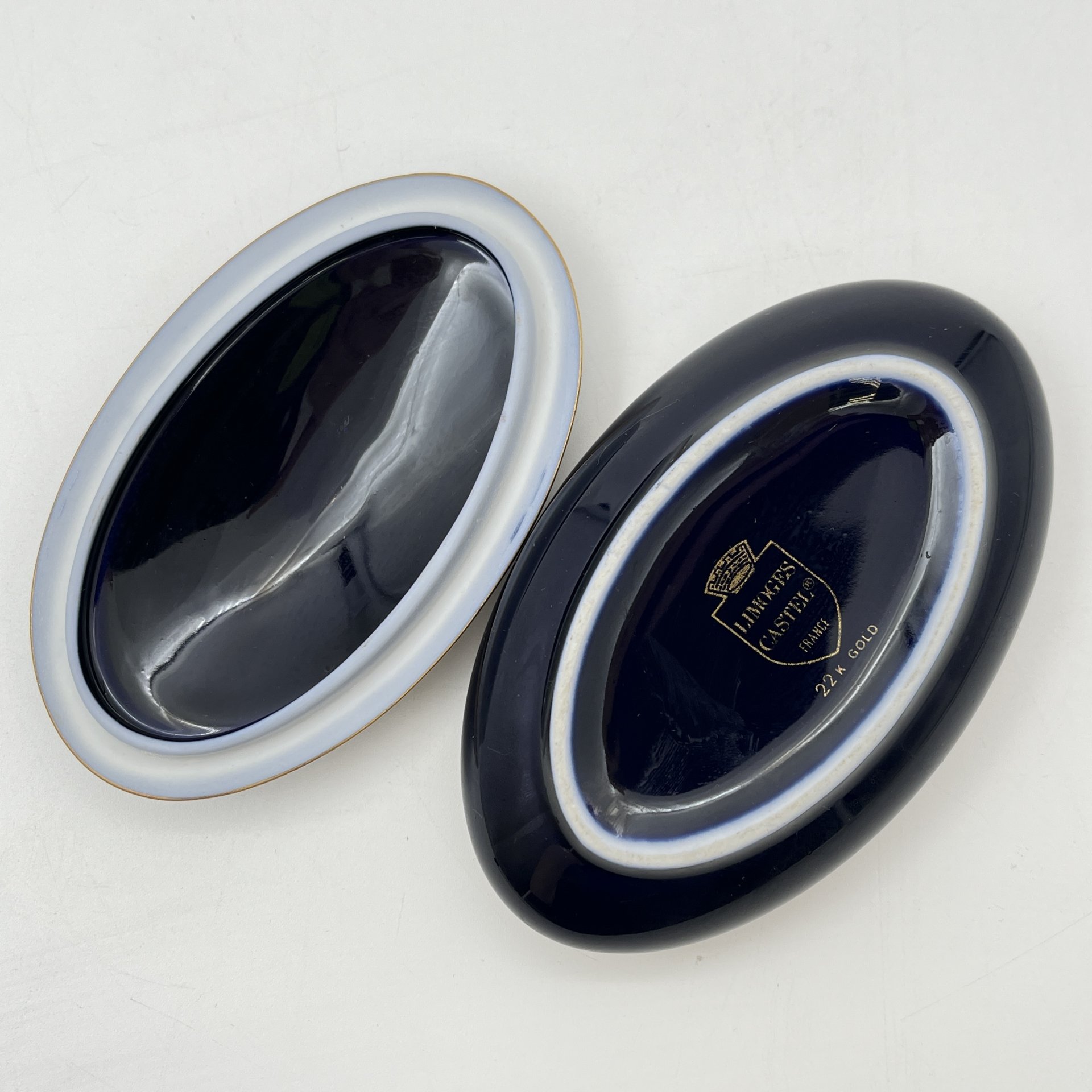 Овальная шкатулка с изображением галантной сцены, фарфор, крытье кобальтом, деколь, золочение, Limoges Castel, France, Франция, 1960-1970 гг.