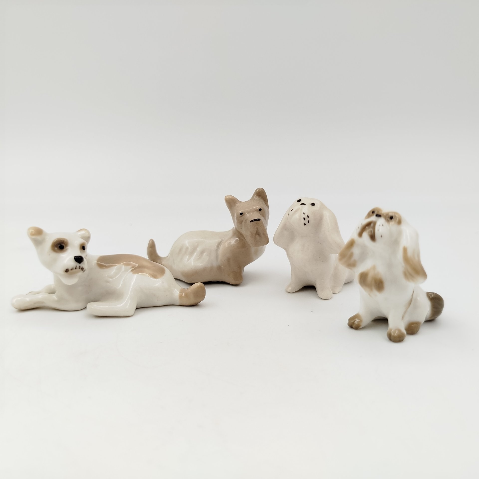 Набор из четырех миниатюрных статуэток в виде собак (в подборе), фарфор, роспись, Ленинградский фарфоровый завод (ЛФЗ), СССР, 1970-1992 гг.