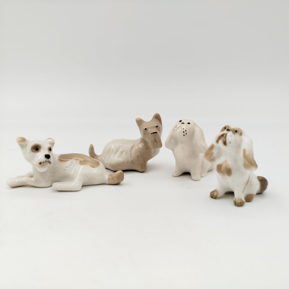 Набор из четырех миниатюрных статуэток в виде собак (в подборе), фарфор, роспись, Ленинградский фарфоровый завод (ЛФЗ), СССР, 1970-1992 гг.