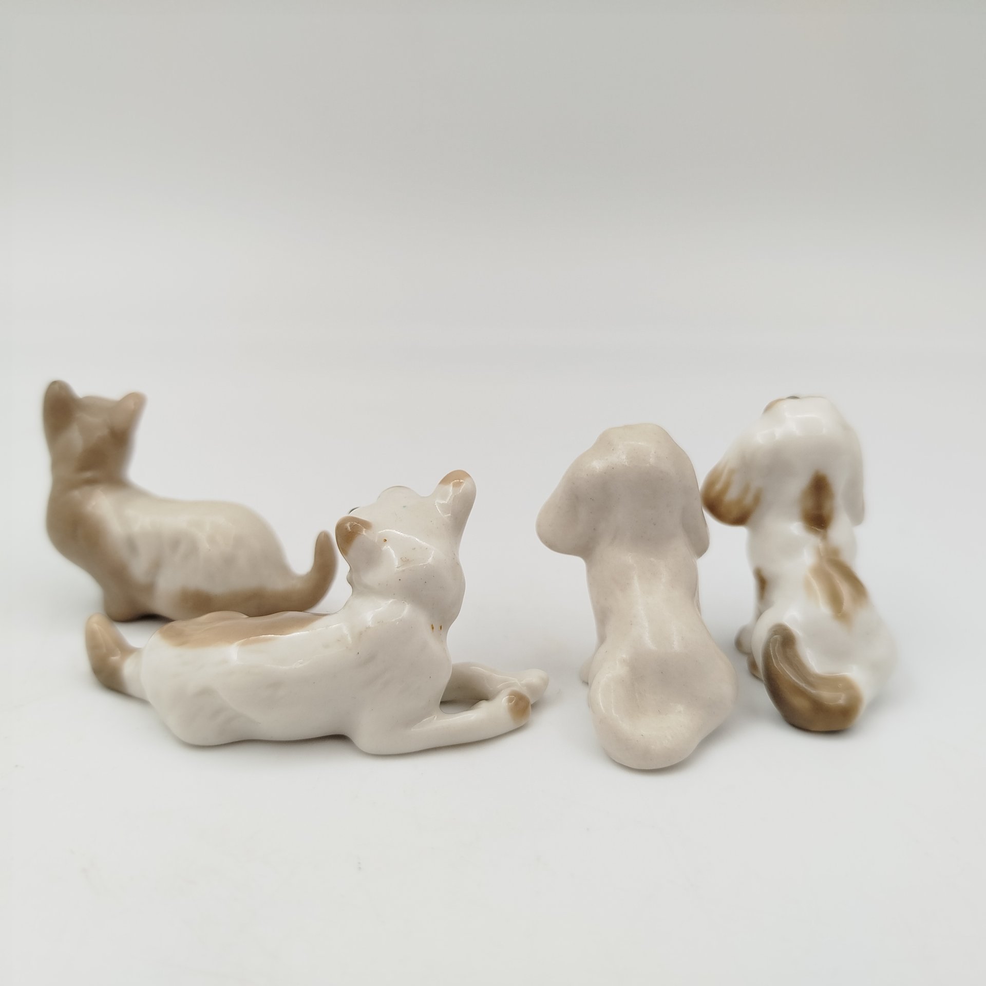 Набор из четырех миниатюрных статуэток в виде собак (в подборе), фарфор, роспись, Ленинградский фарфоровый завод (ЛФЗ), СССР, 1970-1992 гг.