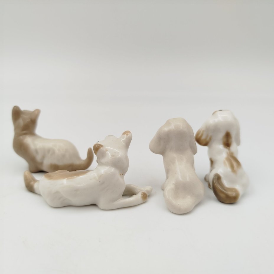 Набор из четырех миниатюрных статуэток в виде собак (в подборе), фарфор, роспись, Ленинградский фарфоровый завод (ЛФЗ), СССР, 1970-1992 гг.