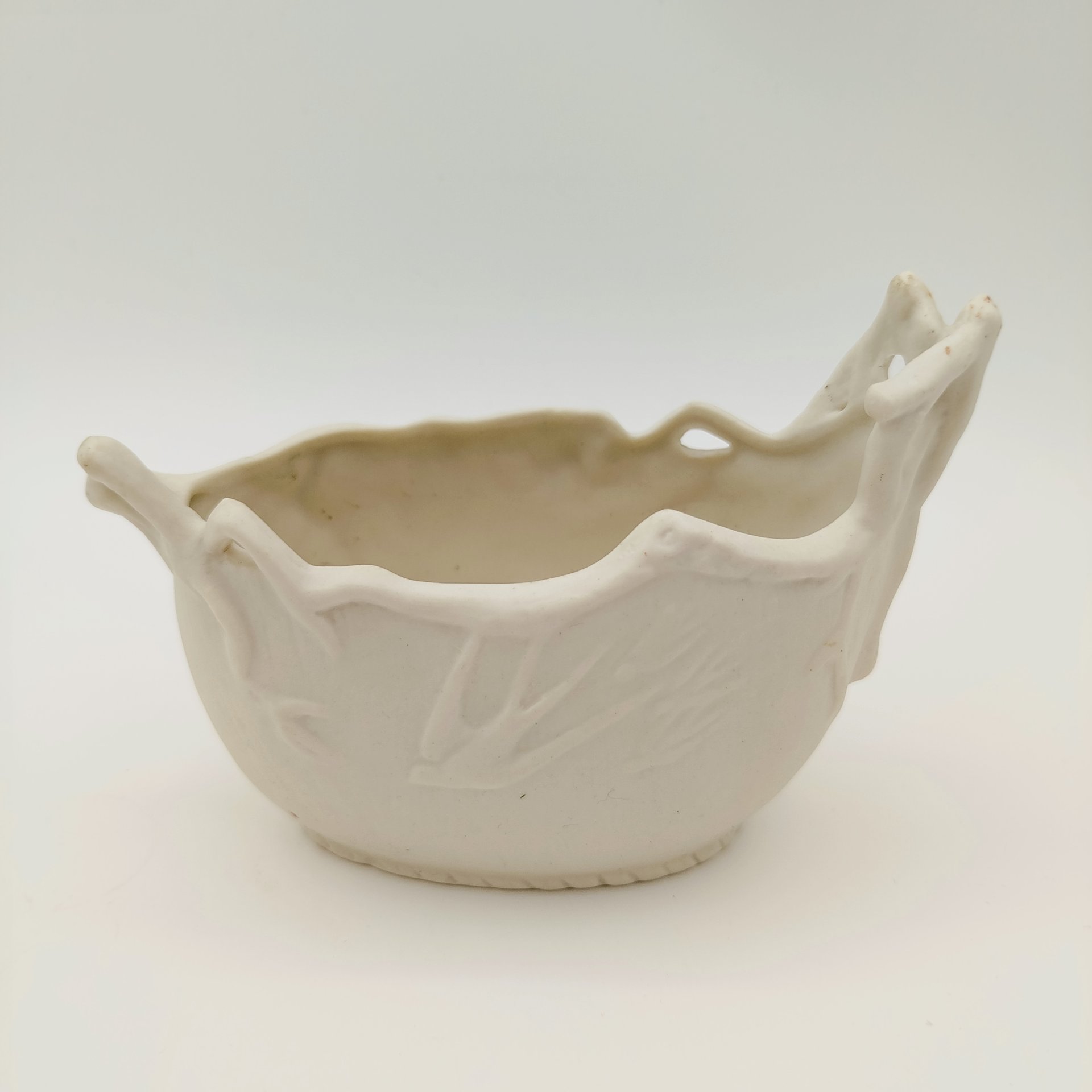 Вазочка (конфетница) с декором в виде изображения ветвей и ласточки, бисквит, Россия, 1900-1930 гг.