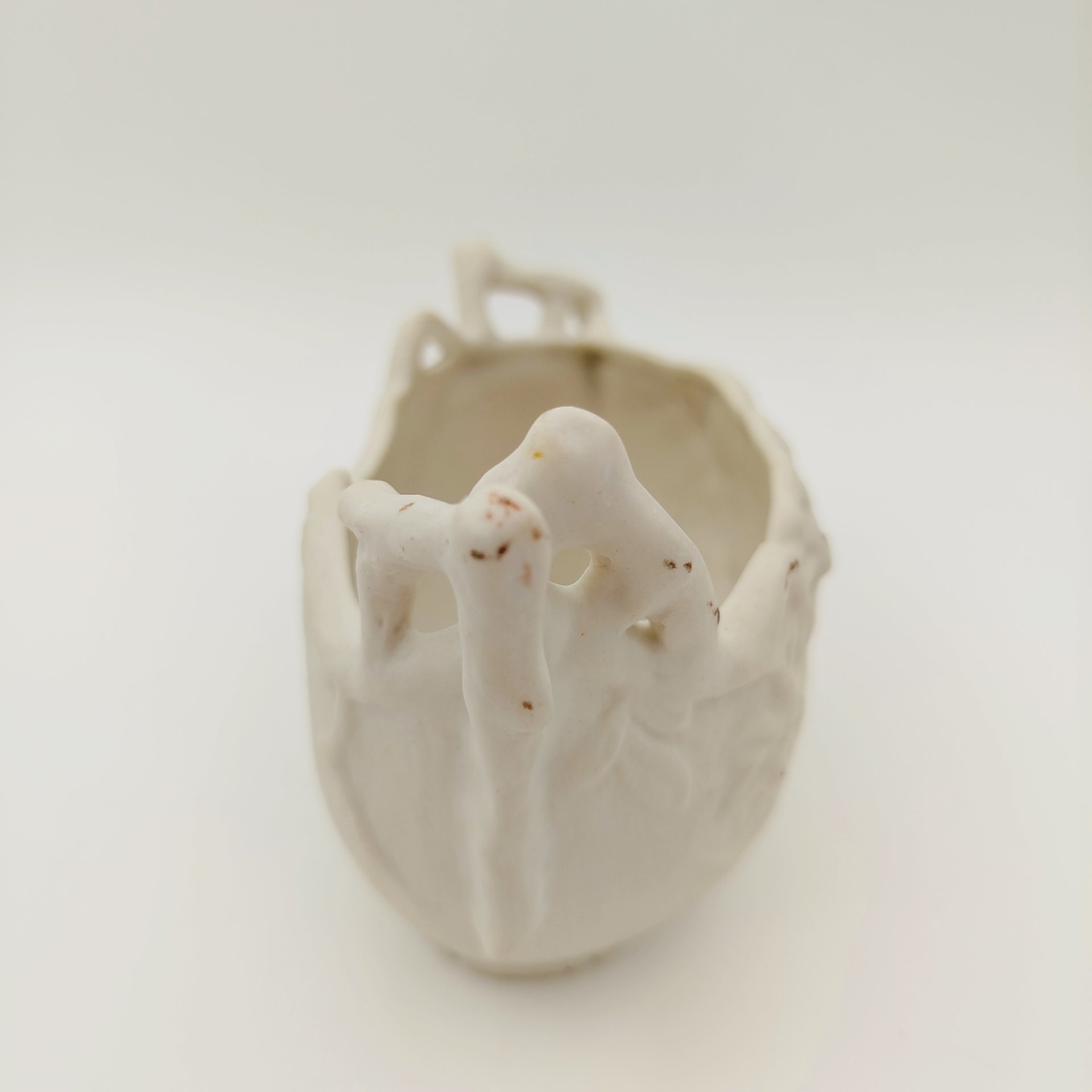 Вазочка (конфетница) с декором в виде изображения ветвей и ласточки, бисквит, Россия, 1900-1930 гг.