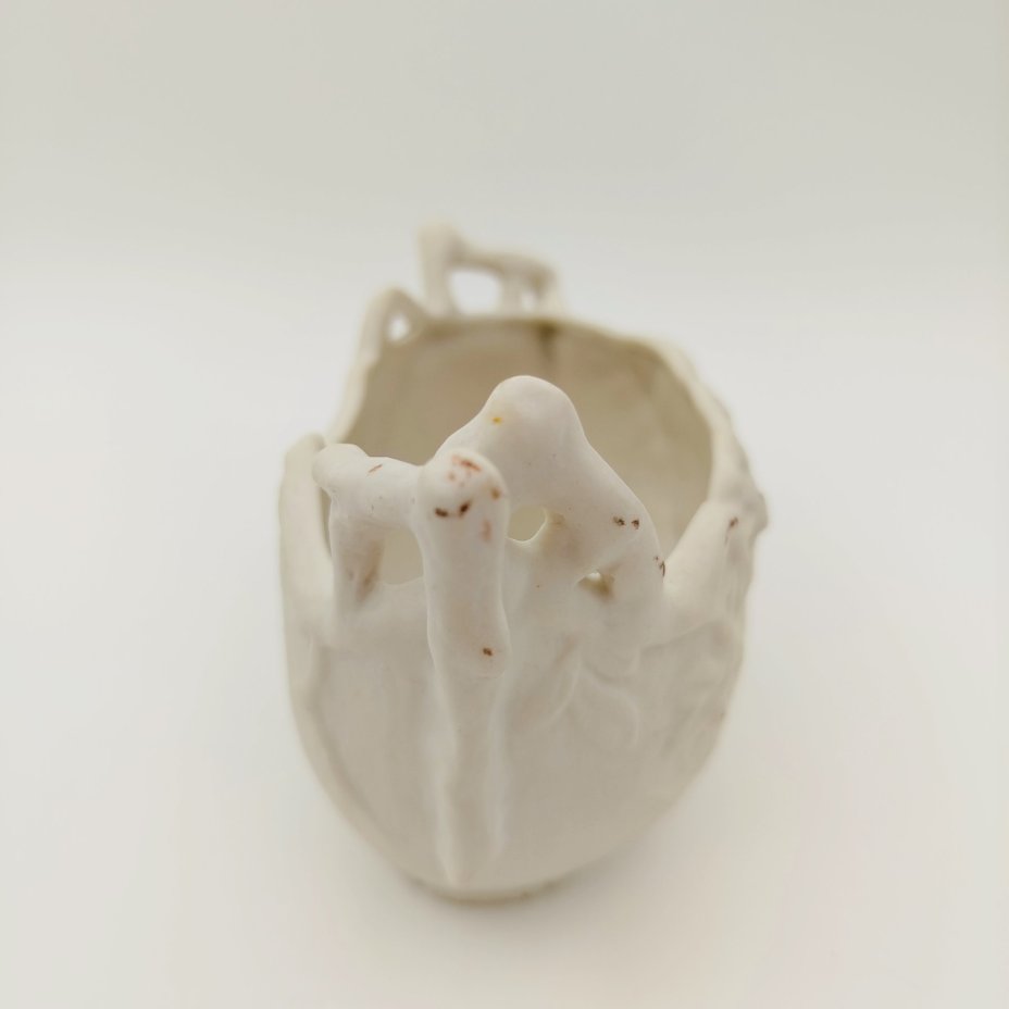 Вазочка (конфетница) с декором в виде изображения ветвей и ласточки