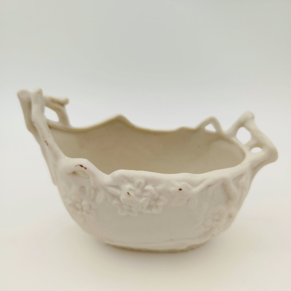 Вазочка (конфетница) с декором в виде изображения ветвей и ласточки