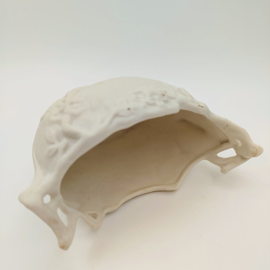 Вазочка (конфетница) с декором в виде изображения ветвей и ласточки