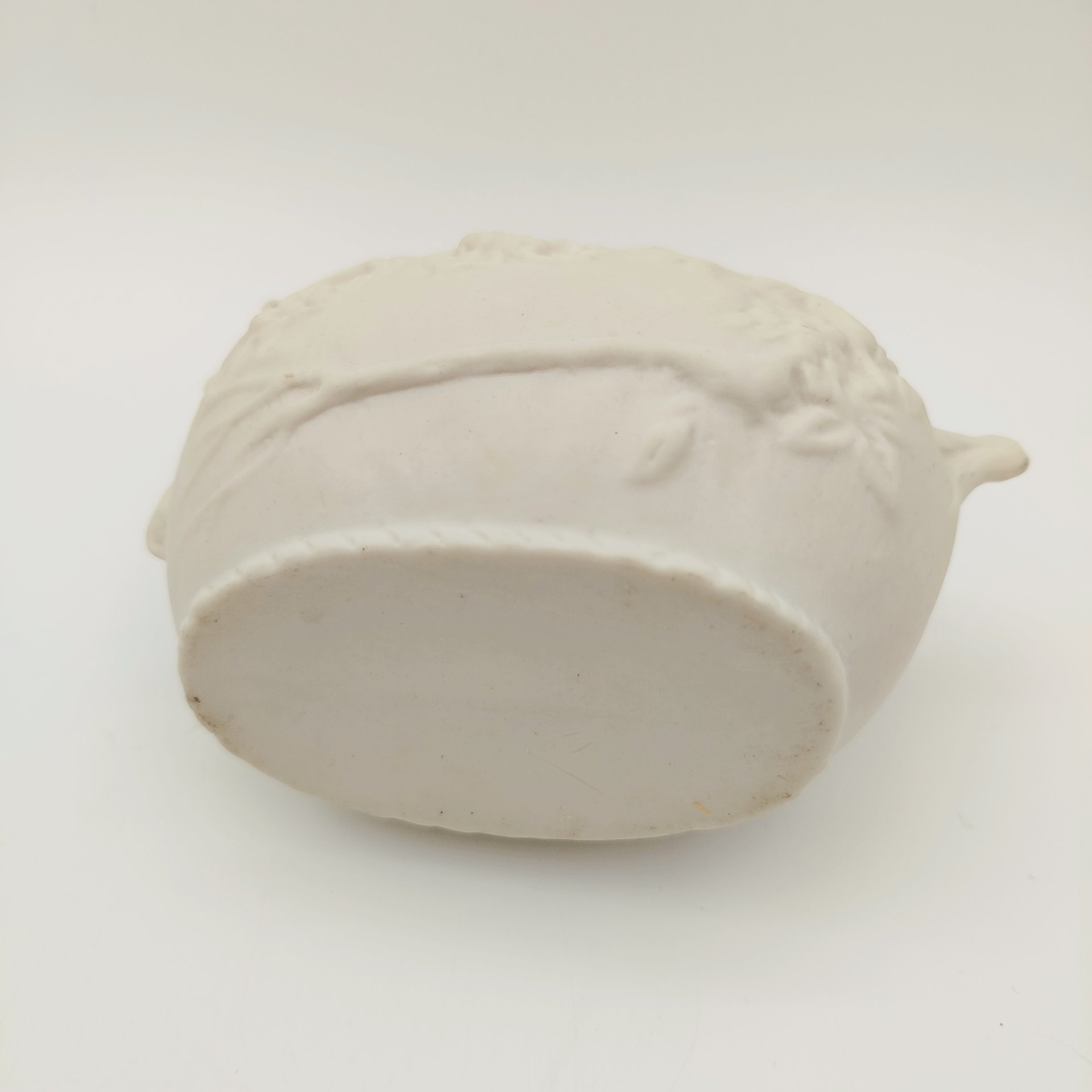 Вазочка (конфетница) с декором в виде изображения ветвей и ласточки, бисквит, Россия, 1900-1930 гг.